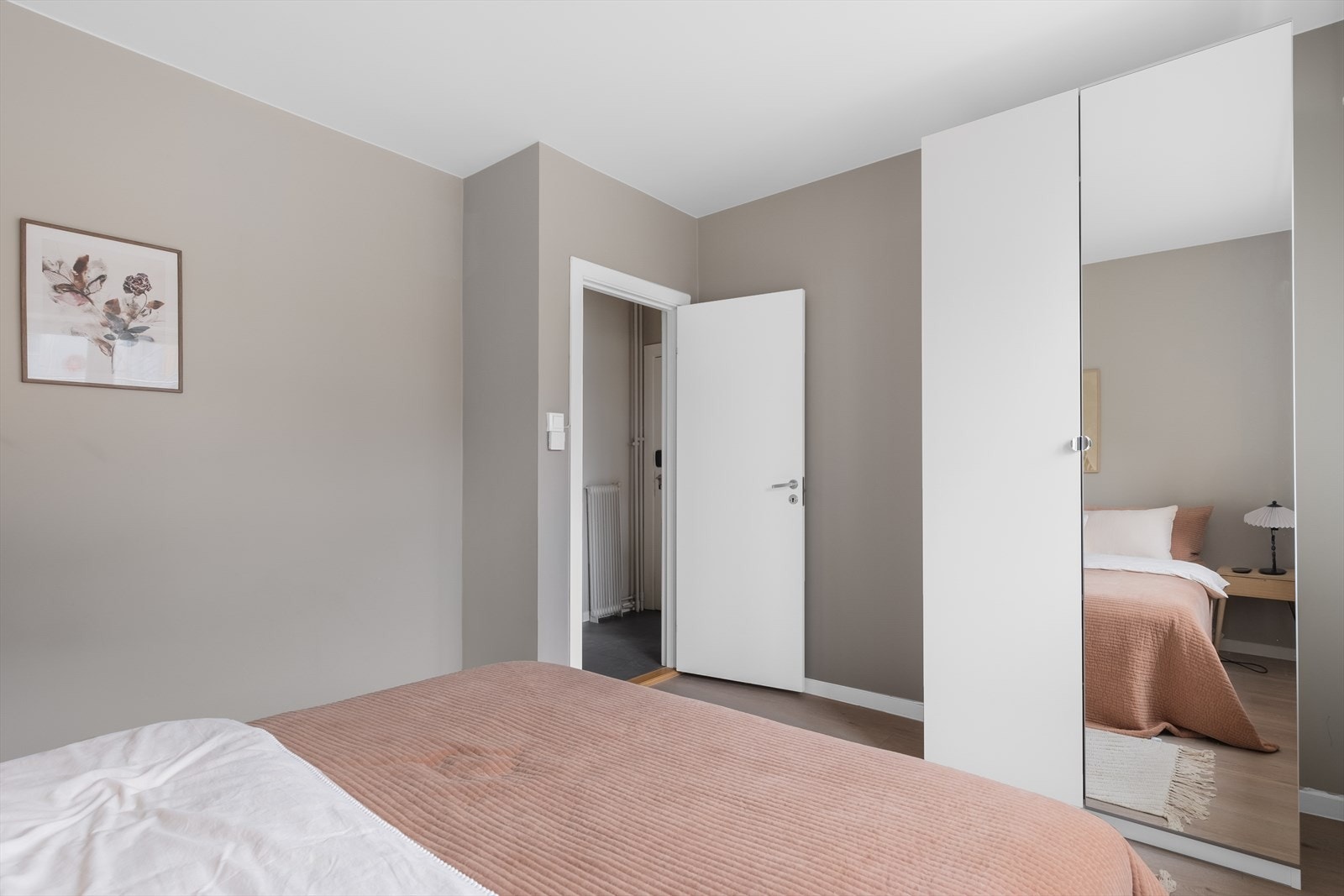 Godt med oppbevaringsplass i garderobeløsning. Galleribilde