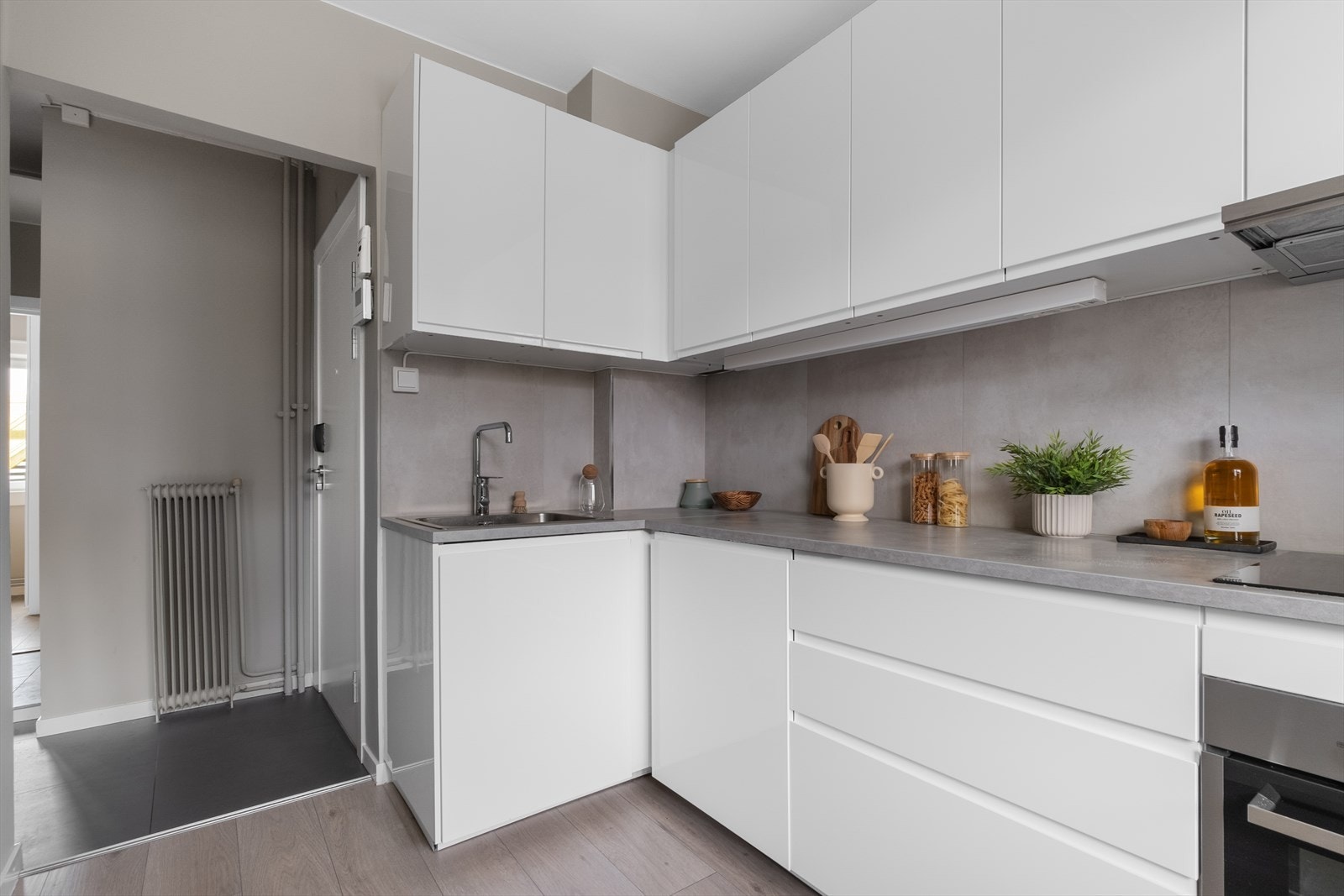 Kjøkkenet er utstyrt med integrert komfyr, platetopp, oppvaskmaskin, kjøleskap med fryser. Galleribilde