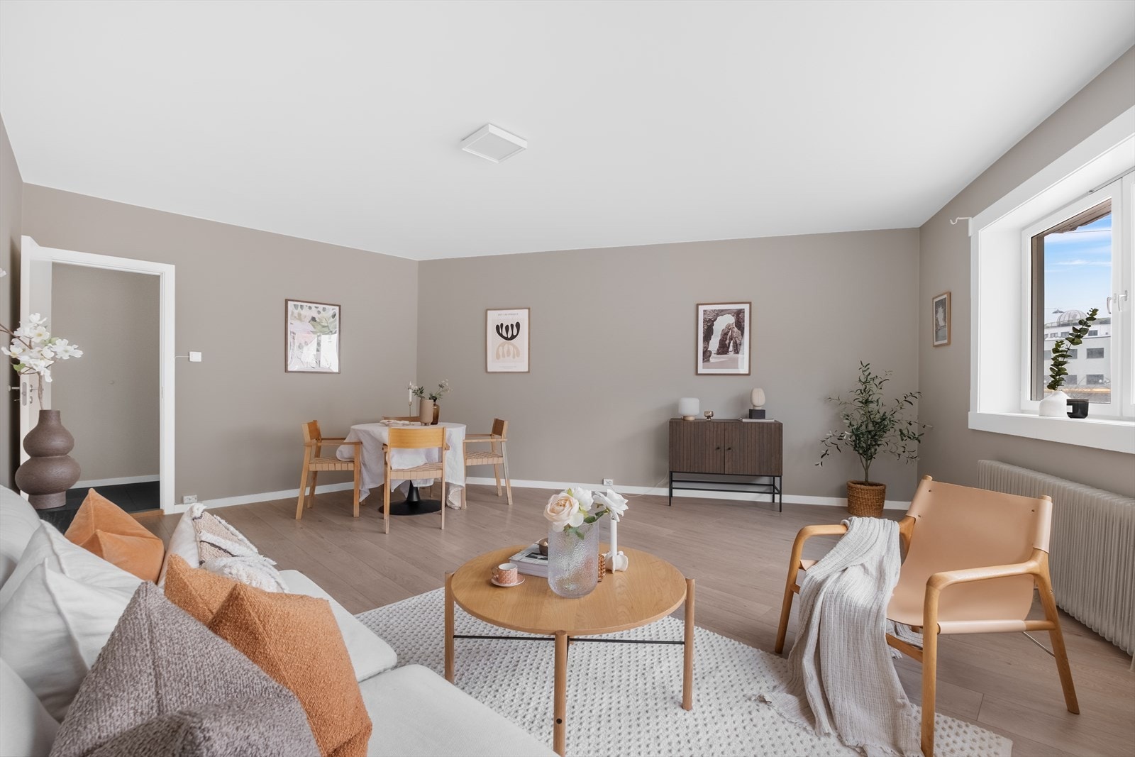 God plass til sofaseksjon med tilhørende møblement, TV-benk og spisebord. Galleribilde