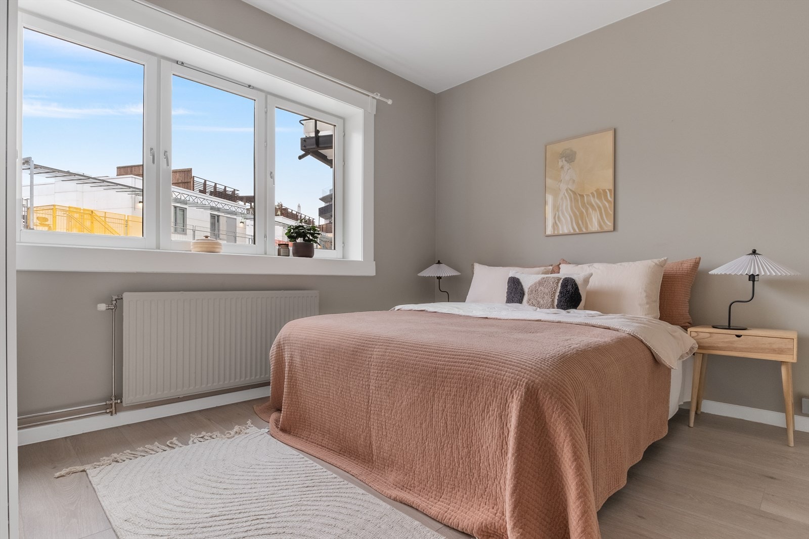 Romslig soverom. Galleribilde