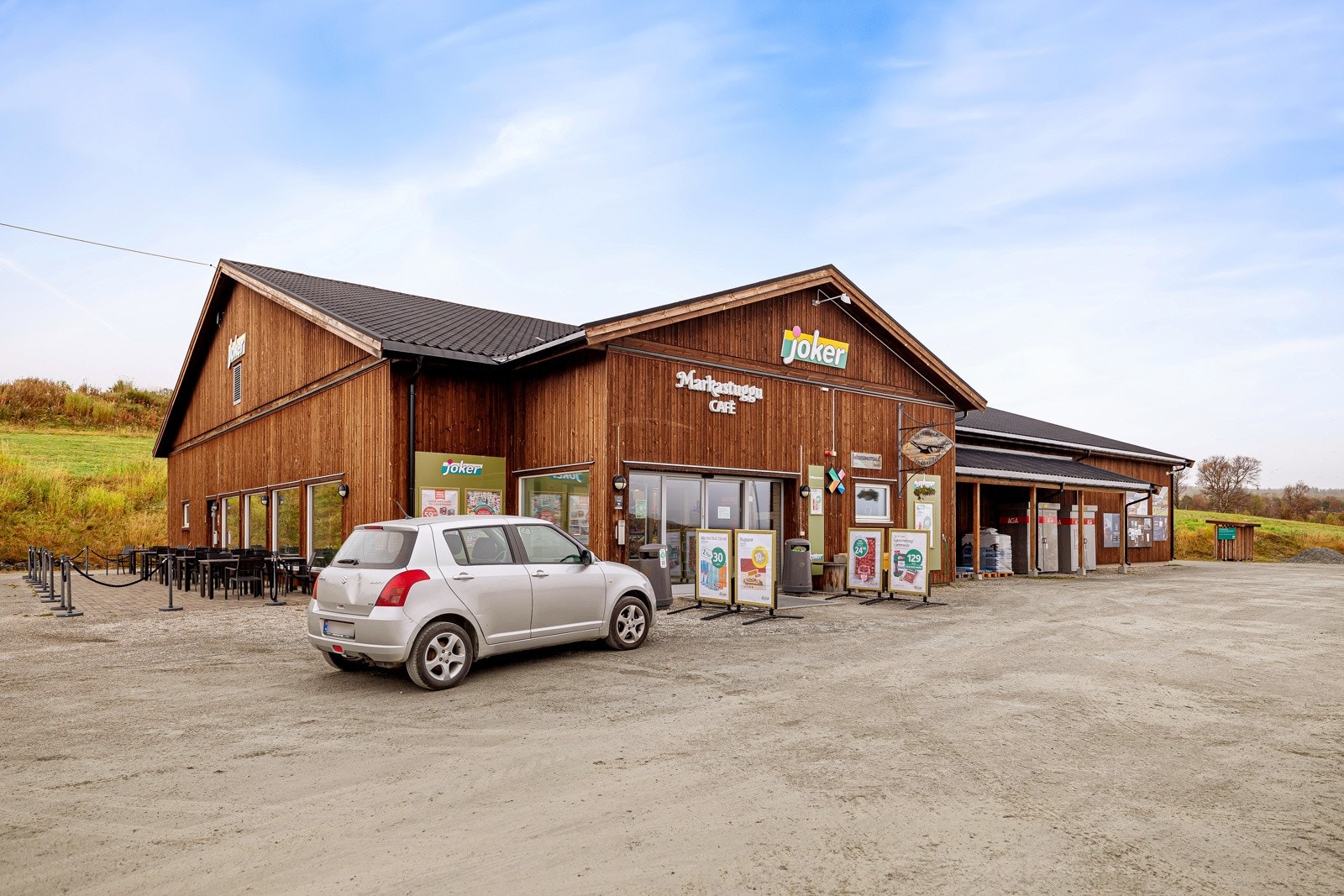 Ladestasjonen ligger ved Joker, så her kan man gjøre unna handlingen og ta en tur på kafé mens bilen lader. Galleribilde