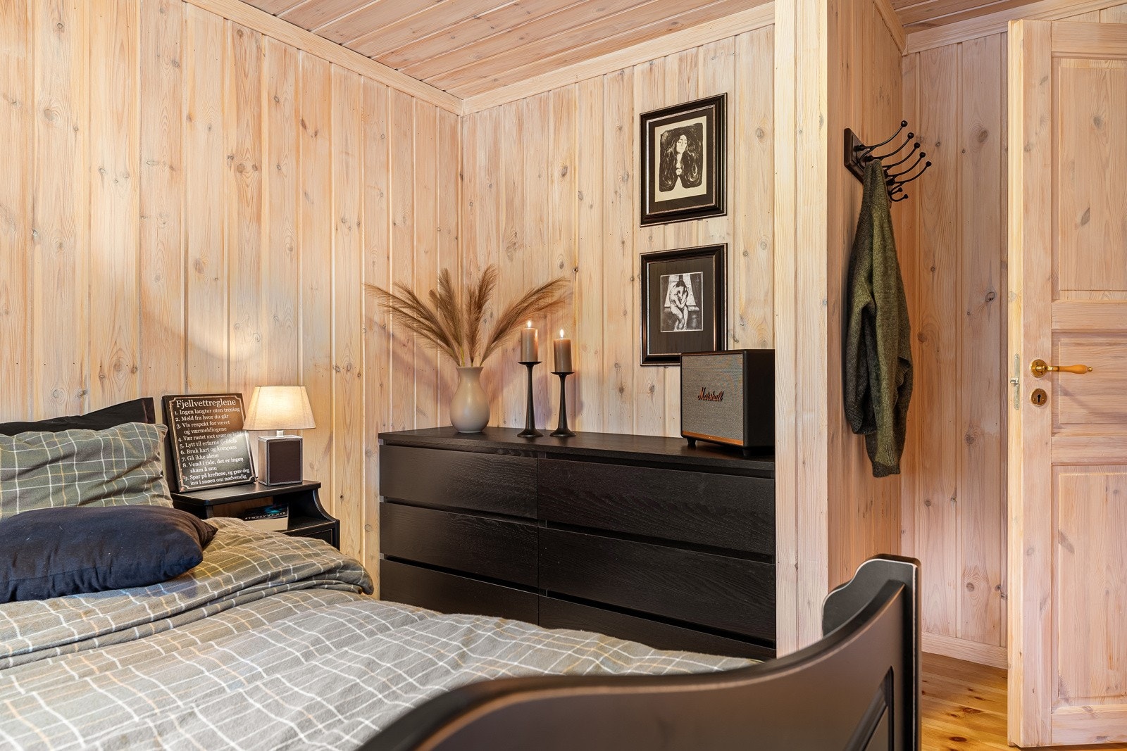 Hvert rom har god plass til senger og oppbevaringsmøblement. Galleribilde