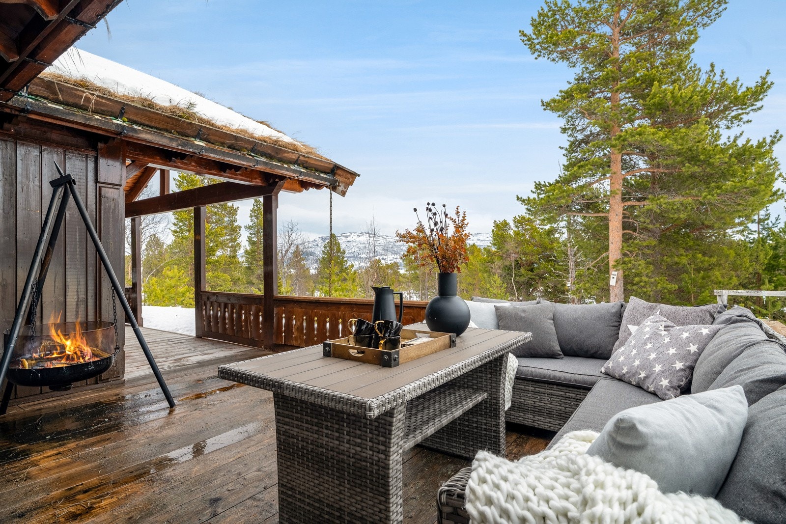 Fra både stue og kjøkken er det utgang til en solfylt terrasse på herlige 39 kvm. Galleribilde