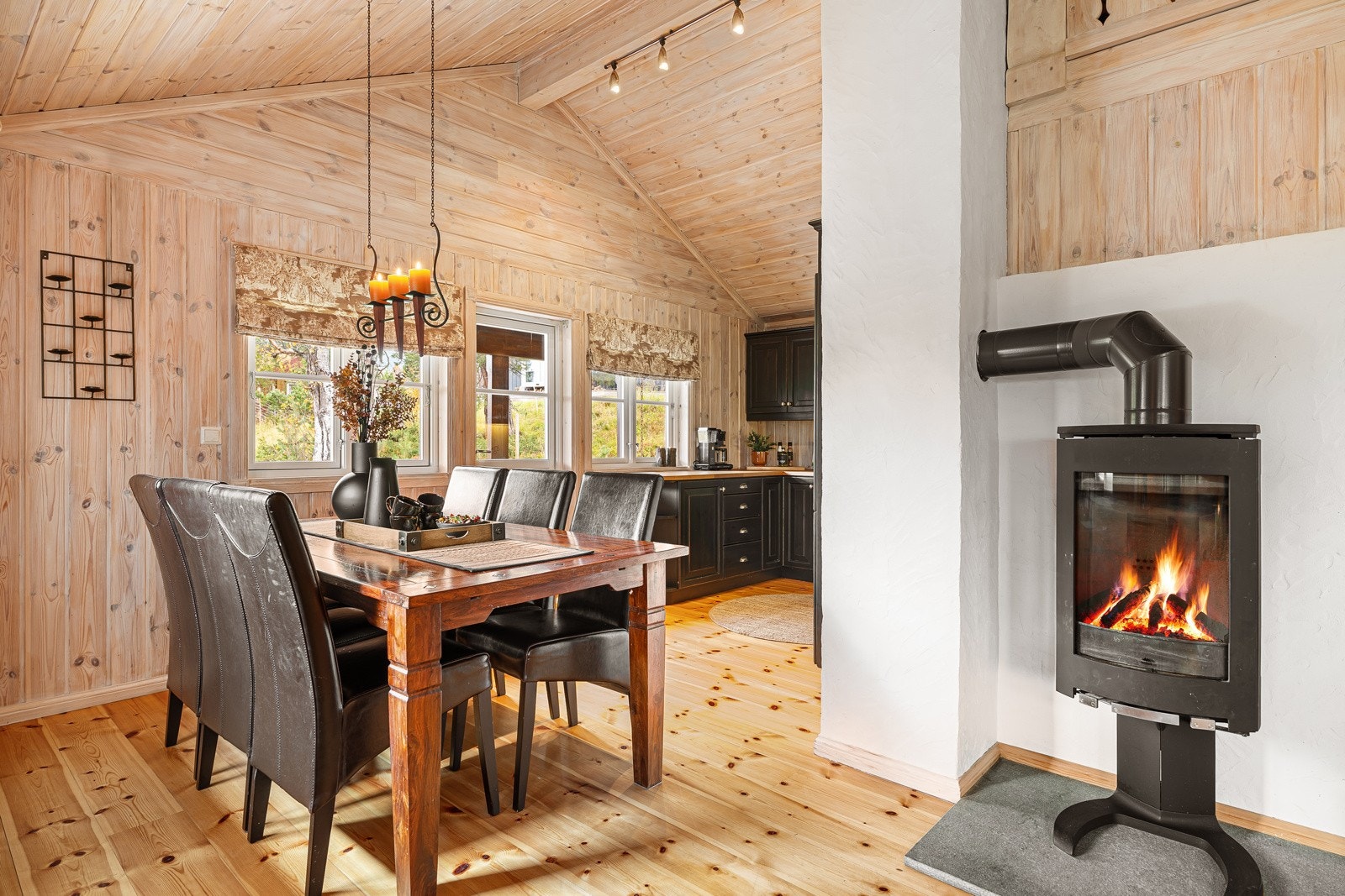 Utformingen av stuen/kjøkkenet skaper fine soner med god flyt og fine lysforhold. Galleribilde