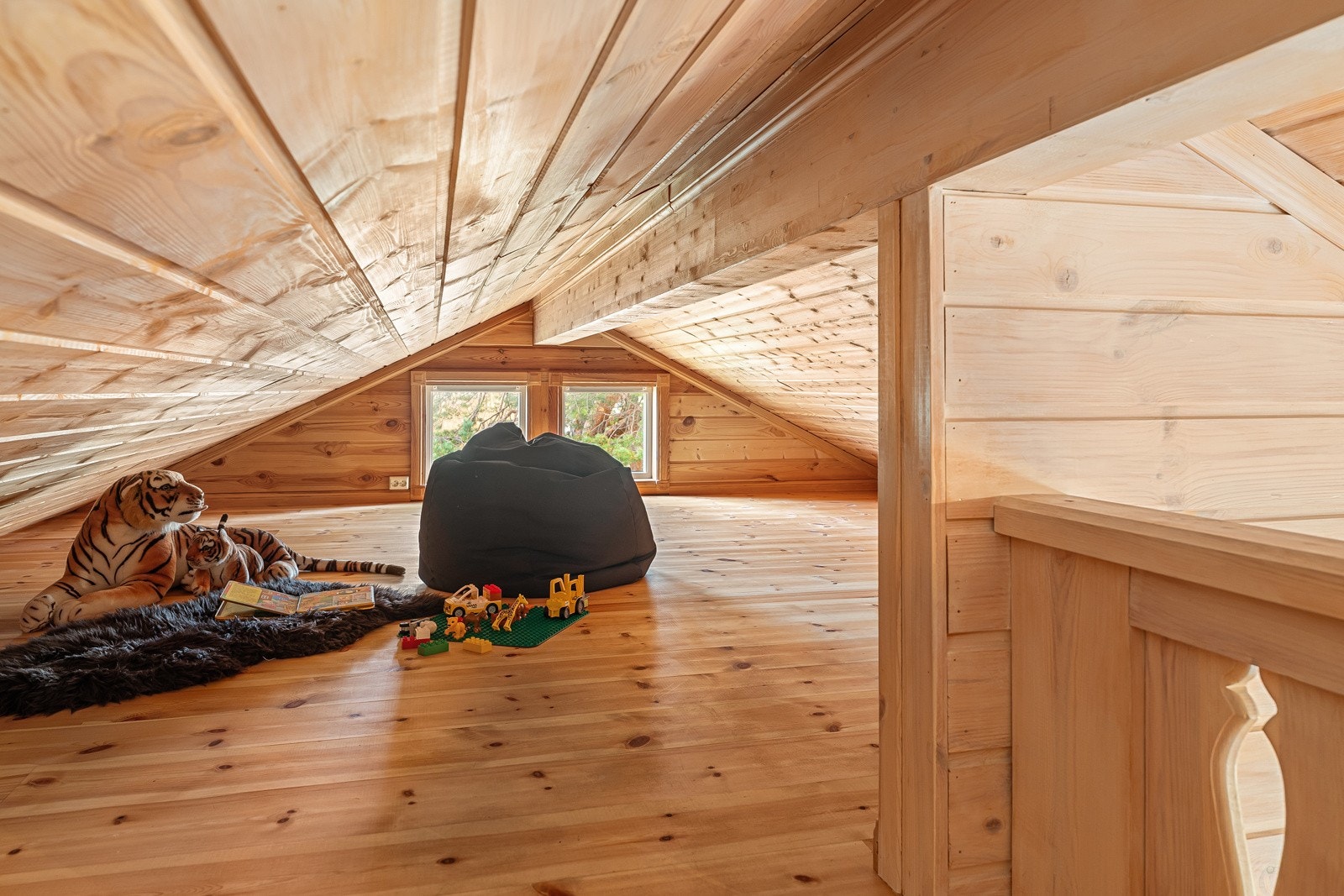 Hemsen får godt lys fra både stuen og vinduet i enden. Galleribilde