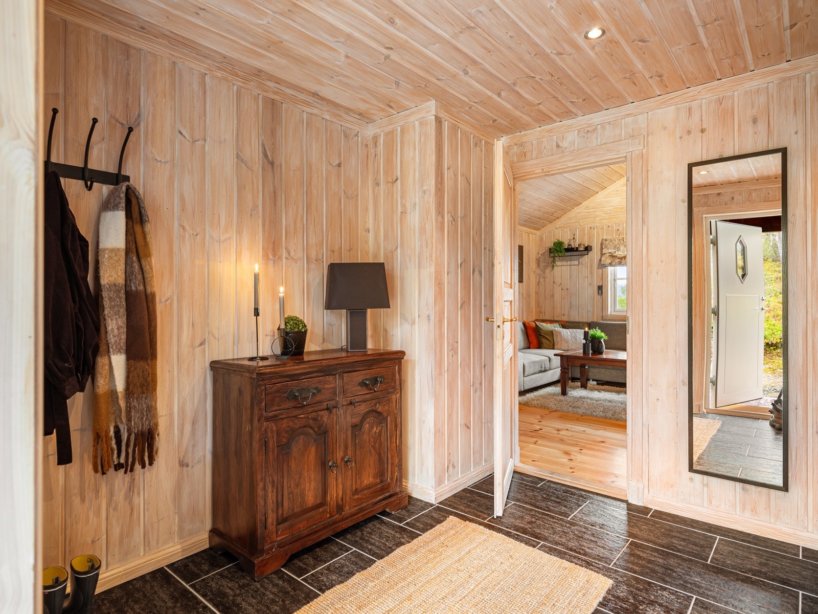 Entreen har god plass til av- og påkledning. Galleribilde