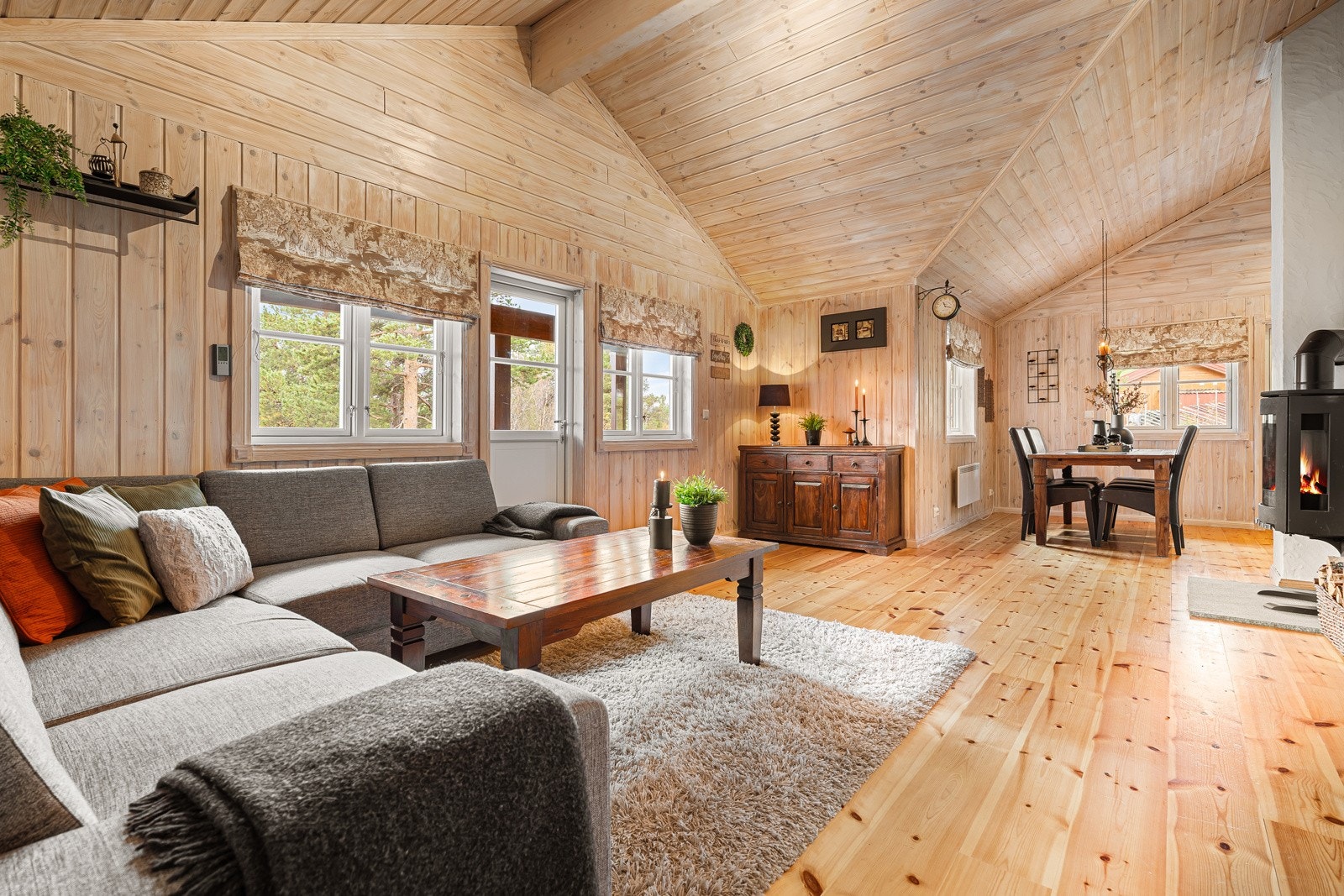 Stuen sammen med kjøkkenet har et romslig areal på hele 39,5 kvm. Galleribilde