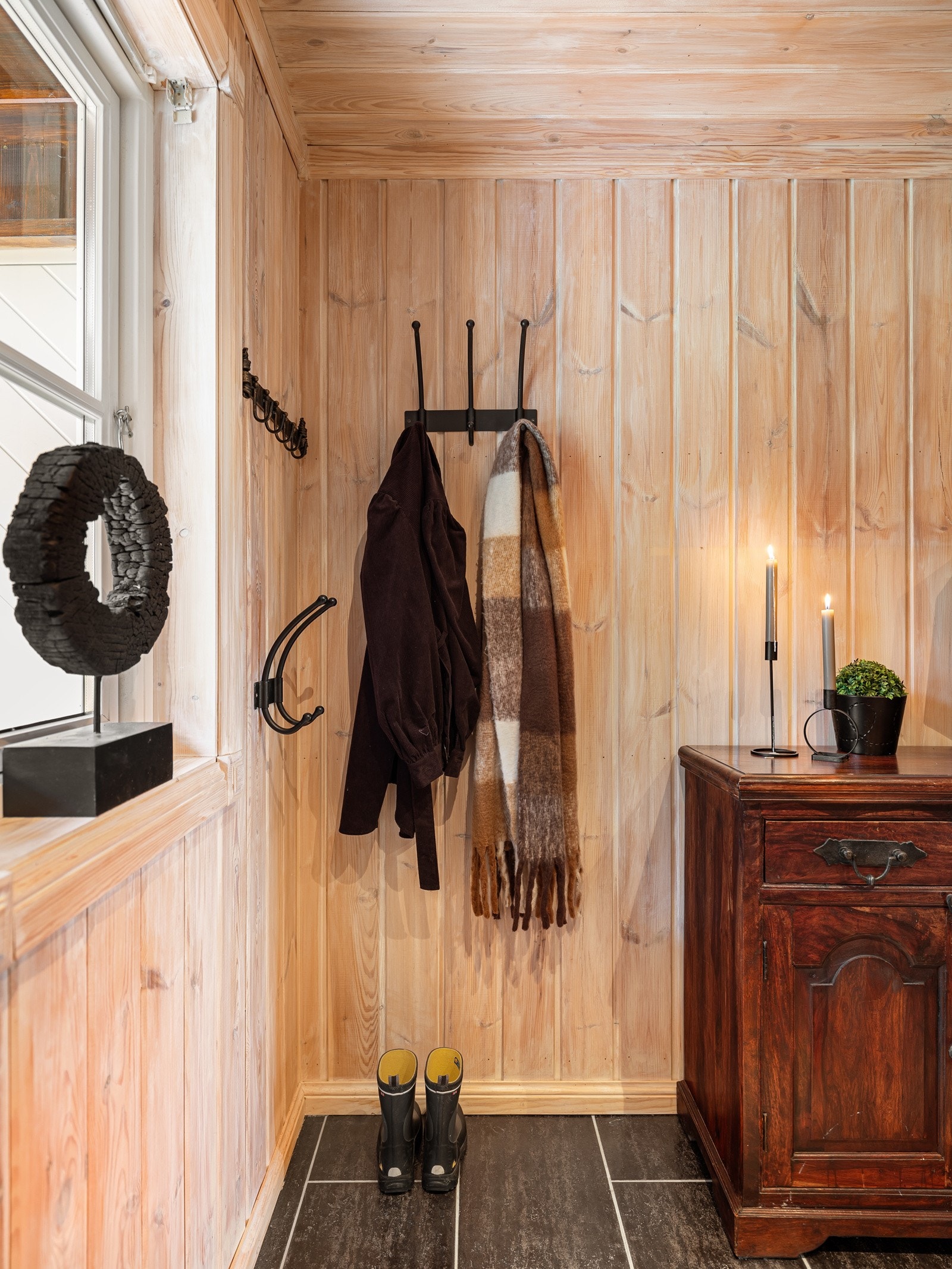 Det er varmekabler i entreen, noe som tørker effektivt opp etter vått skotøy. Galleribilde