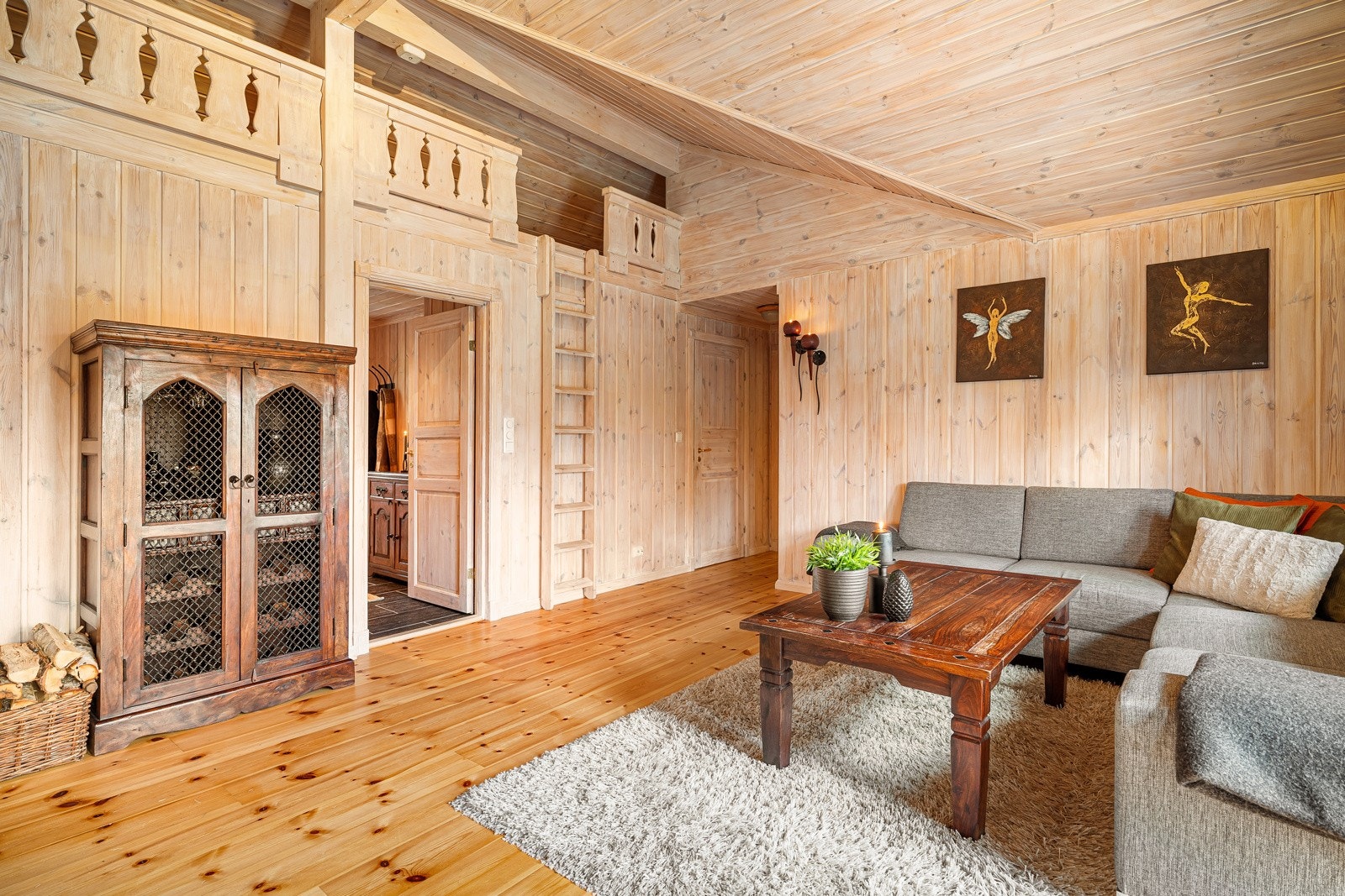 Hemsen ligger åpen mot stuen med tilgang via stige. Galleribilde