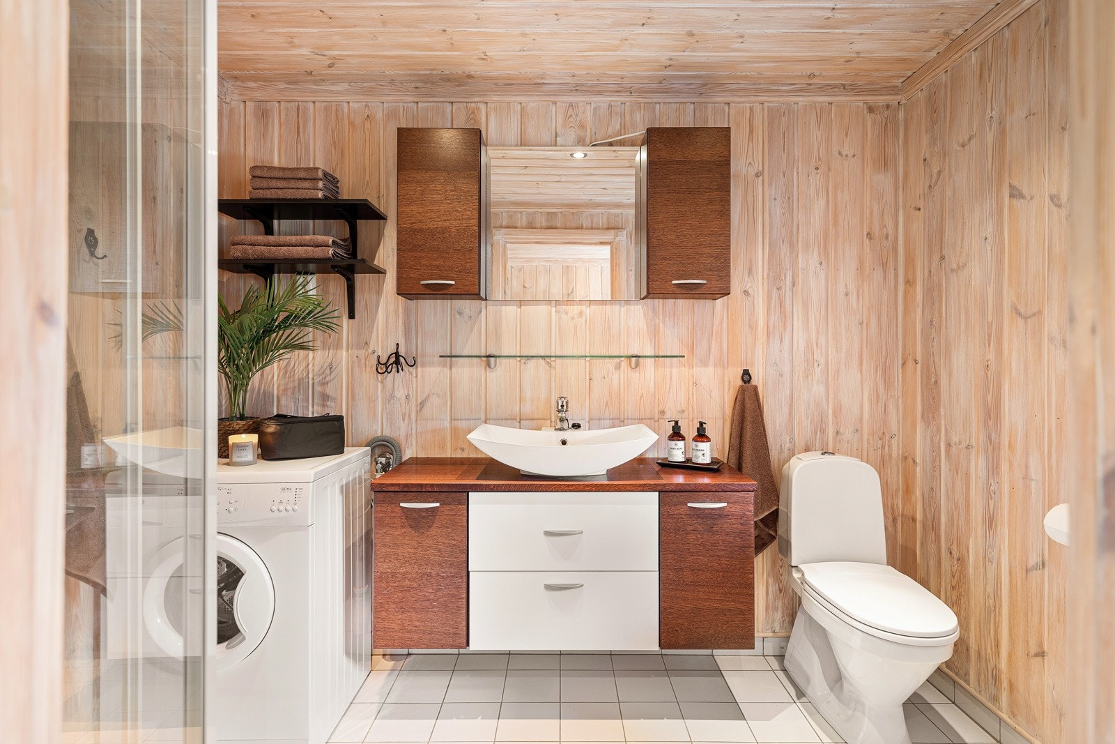 Badet ligger i tilknytning til entreen og har alt man behøver for et lengre hytteopphold. Galleribilde