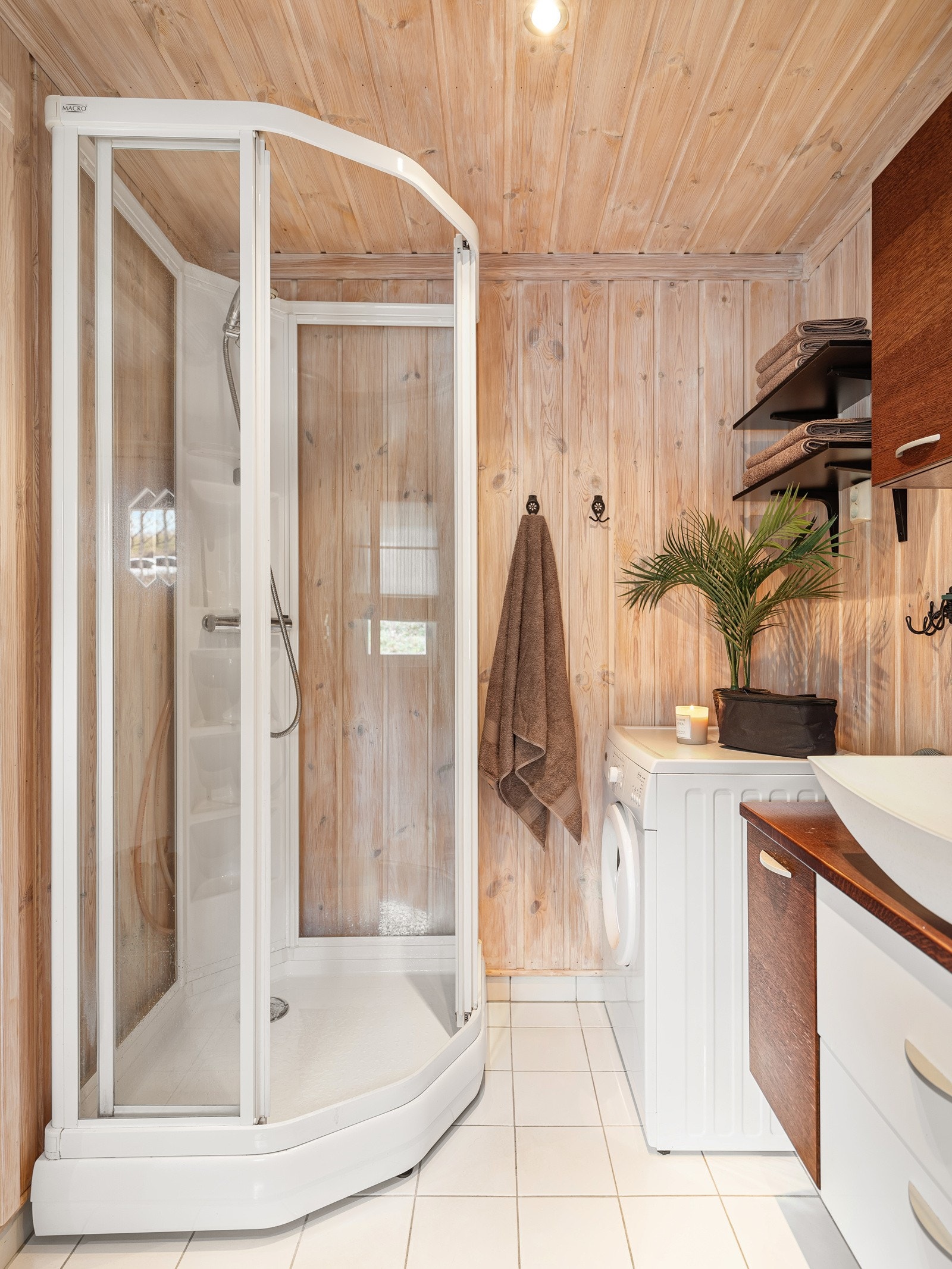 Himlingen er pent lyssatt med downlights og på gulvet er det gulvvarme under flisene. Galleribilde