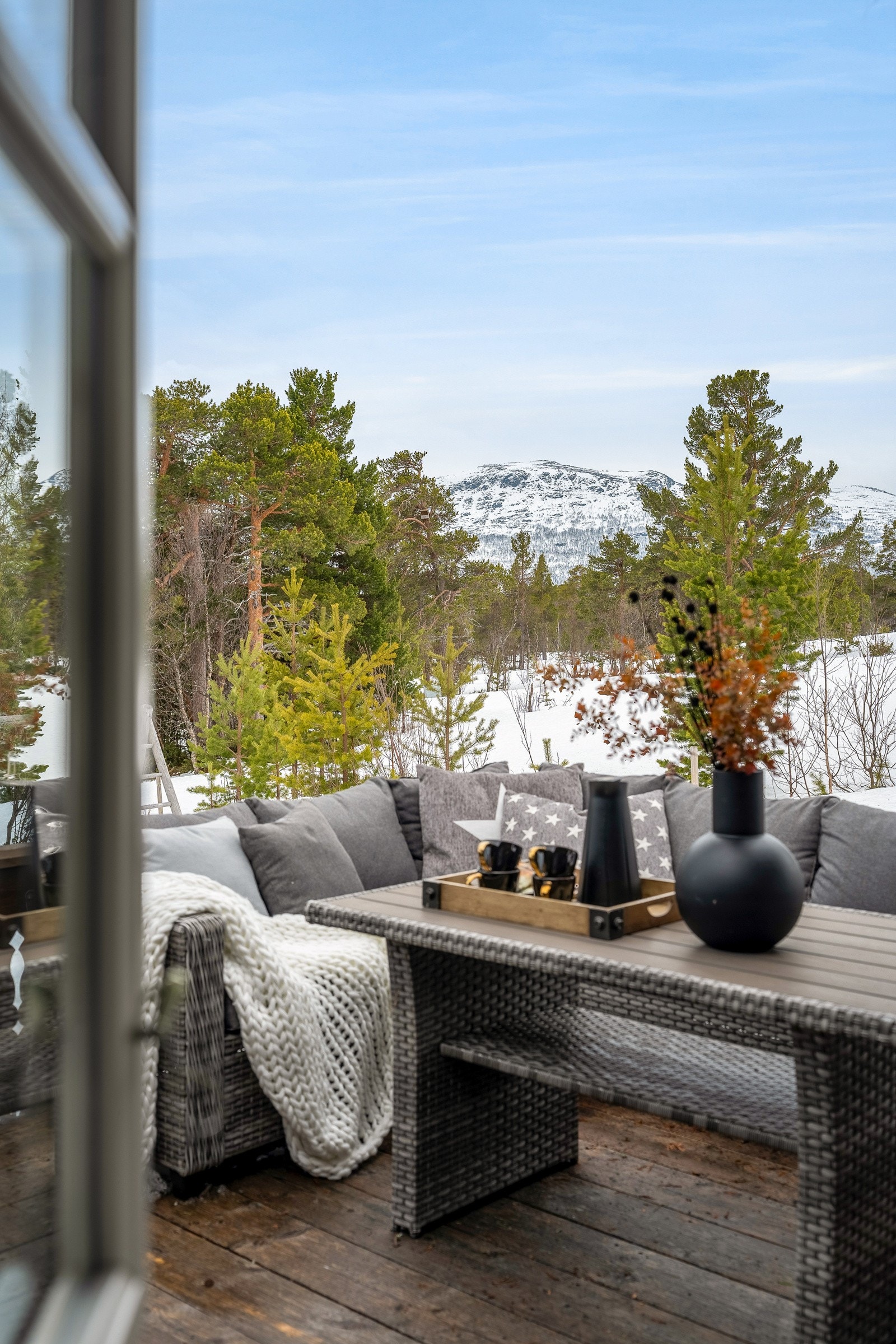 Granasjøen ligger ca. 1 km fra hytta og her kan man ta seg en avkjølende dukkert på varme dager. Galleribilde