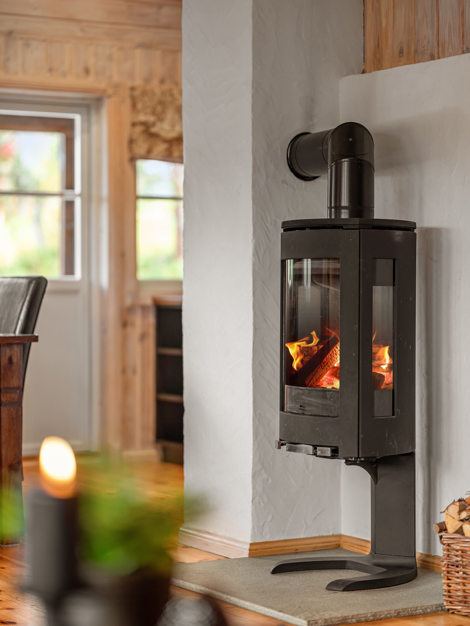 På kjølige dager kan man kose seg foran en moderne peisovn med noe varmt i koppen. Galleribilde