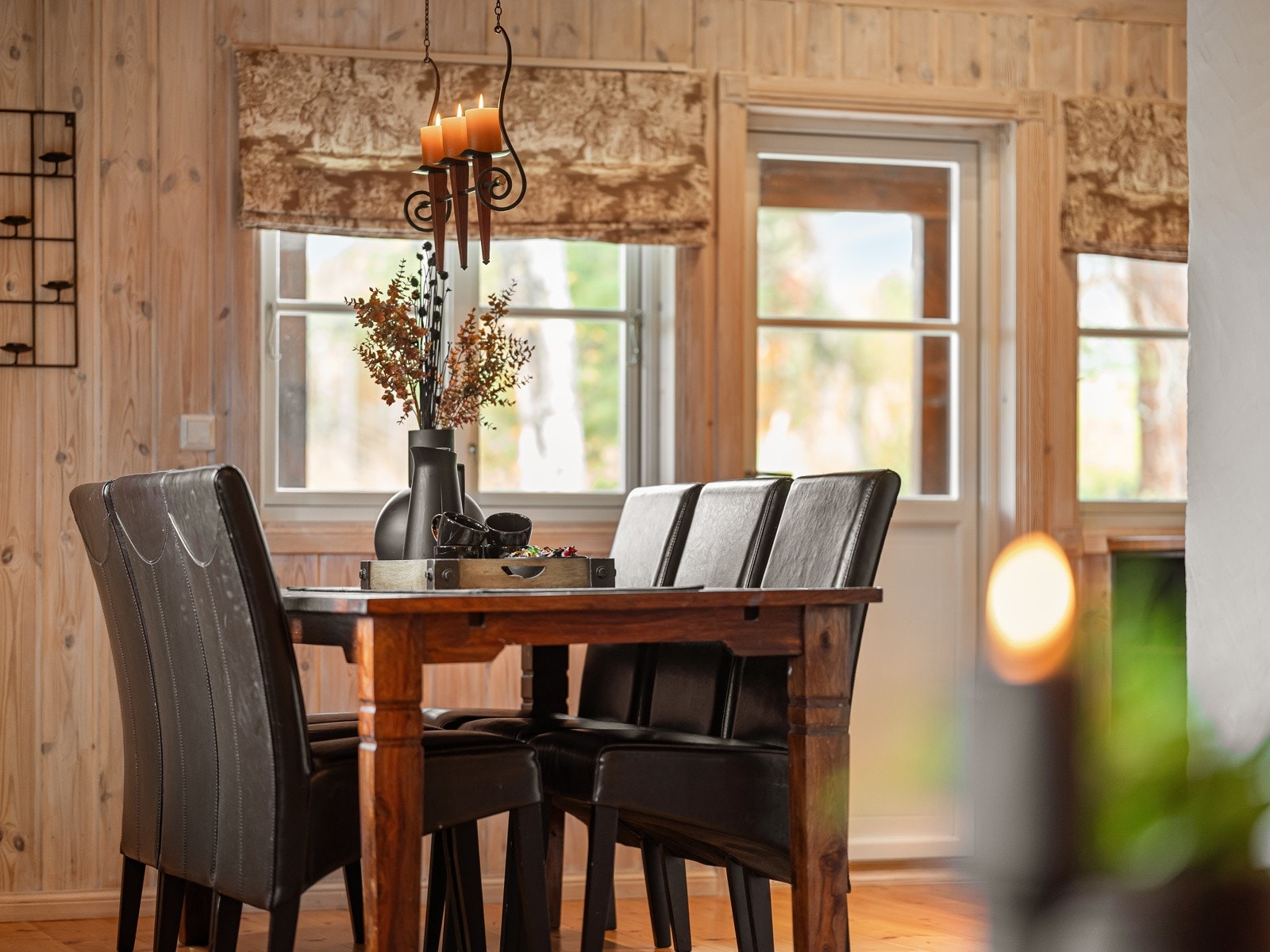 Med et langbord i grensen mot kjøkkenet kan man samles til måltider, spill og gode samtaler. Galleribilde