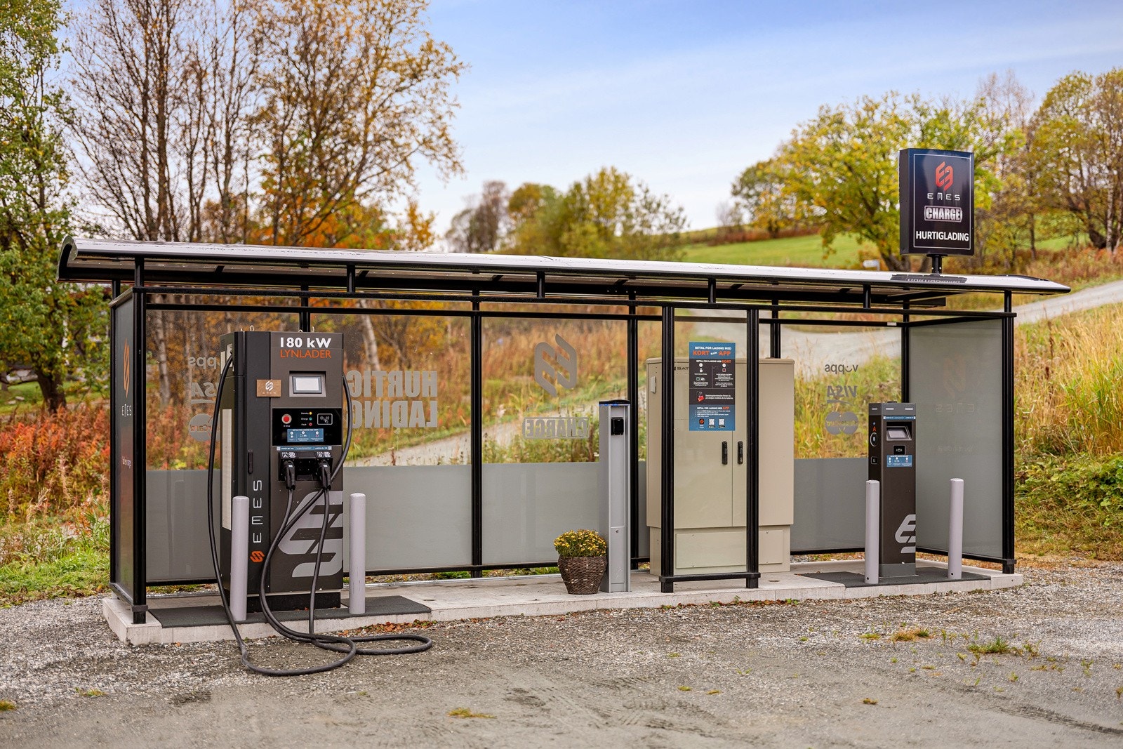 Fra hytta er det bare 5 min med bil til ladestasjon. Galleribilde