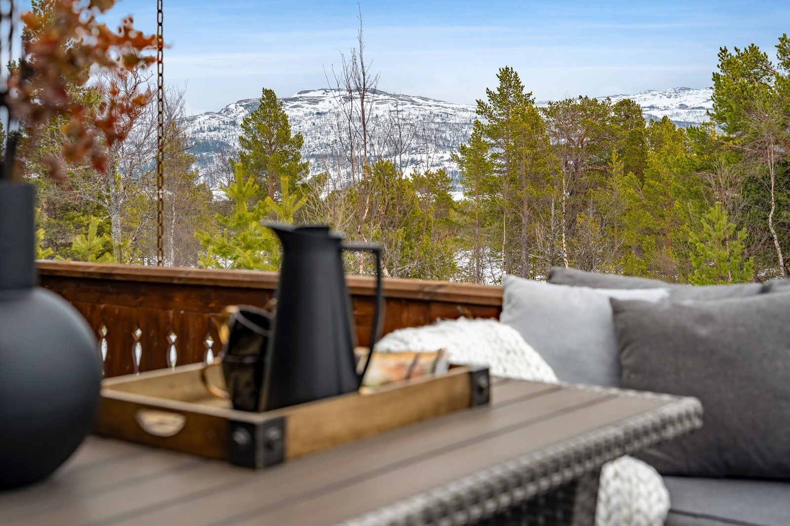 Fra terrassen kan blikket vandre utover vakker natur som endrer palett etter årstidene. Galleribilde