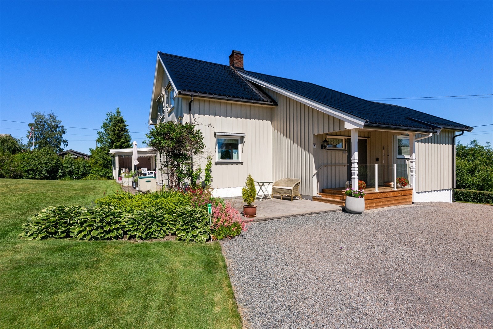 Solrik terrasseplatting ved inngangsparti. Galleribilde