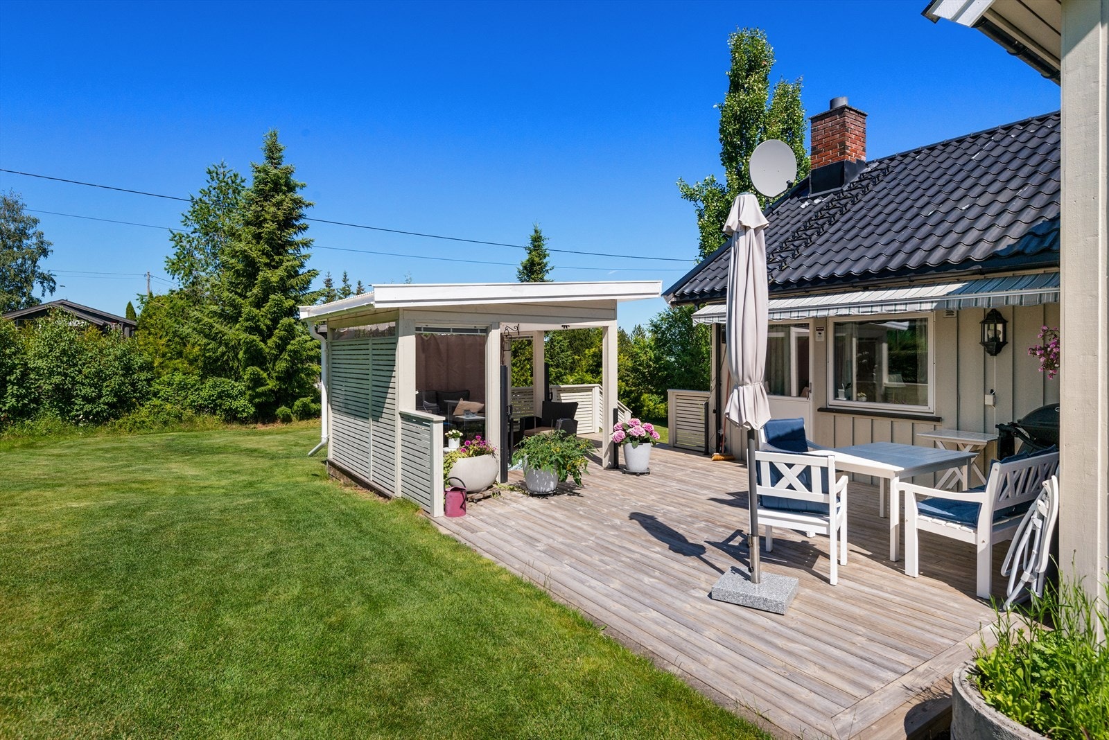 Terrassen er innredet med lun "sommerstue" og deler terrassen opp i ulike soner. Galleribilde