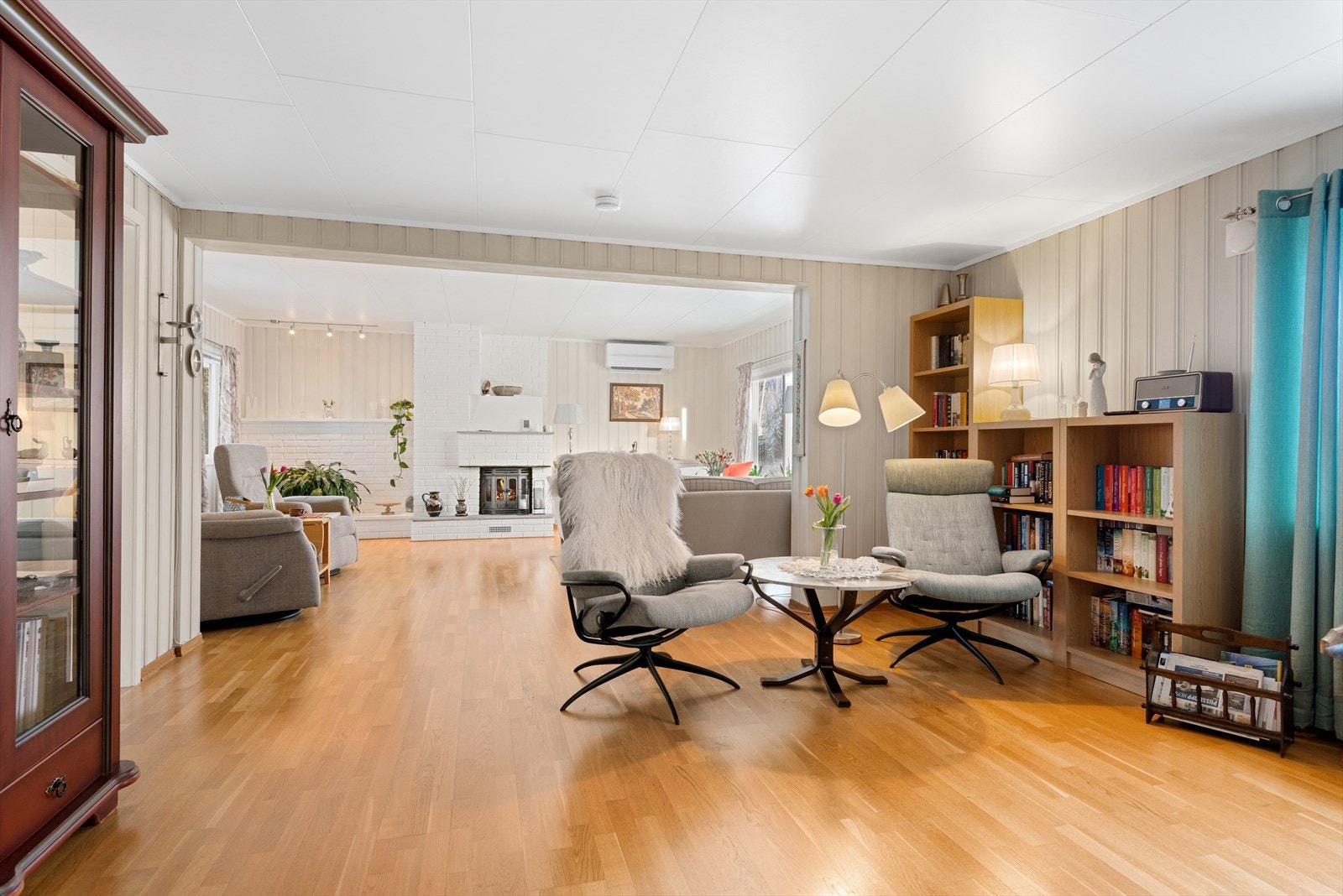 Rommet deler naturlig opp stuen i ulike soner. Galleribilde