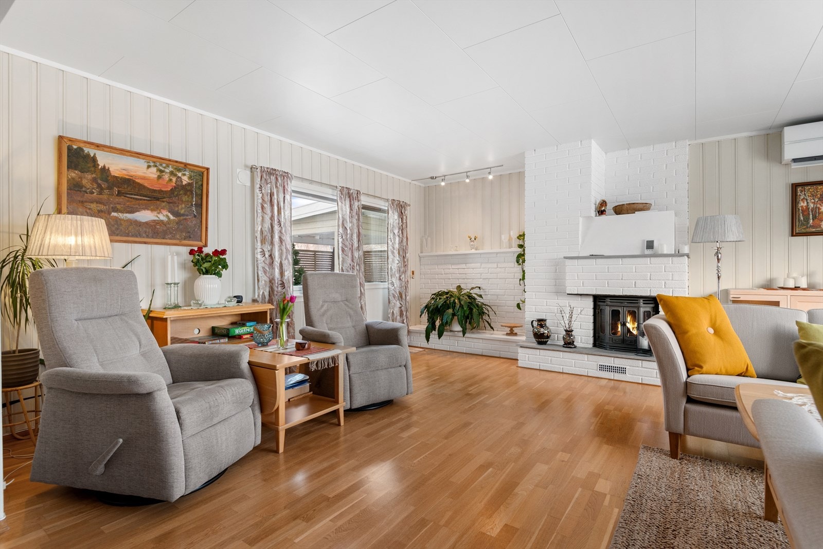 Stuen deles naturlig inn i ulike soner og har adkomst til solrik terrasse. Galleribilde