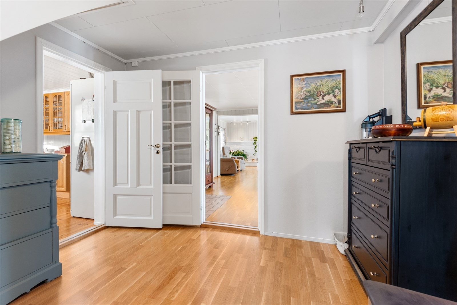 Gang i fin størrelse med plass til garderobe. Galleribilde