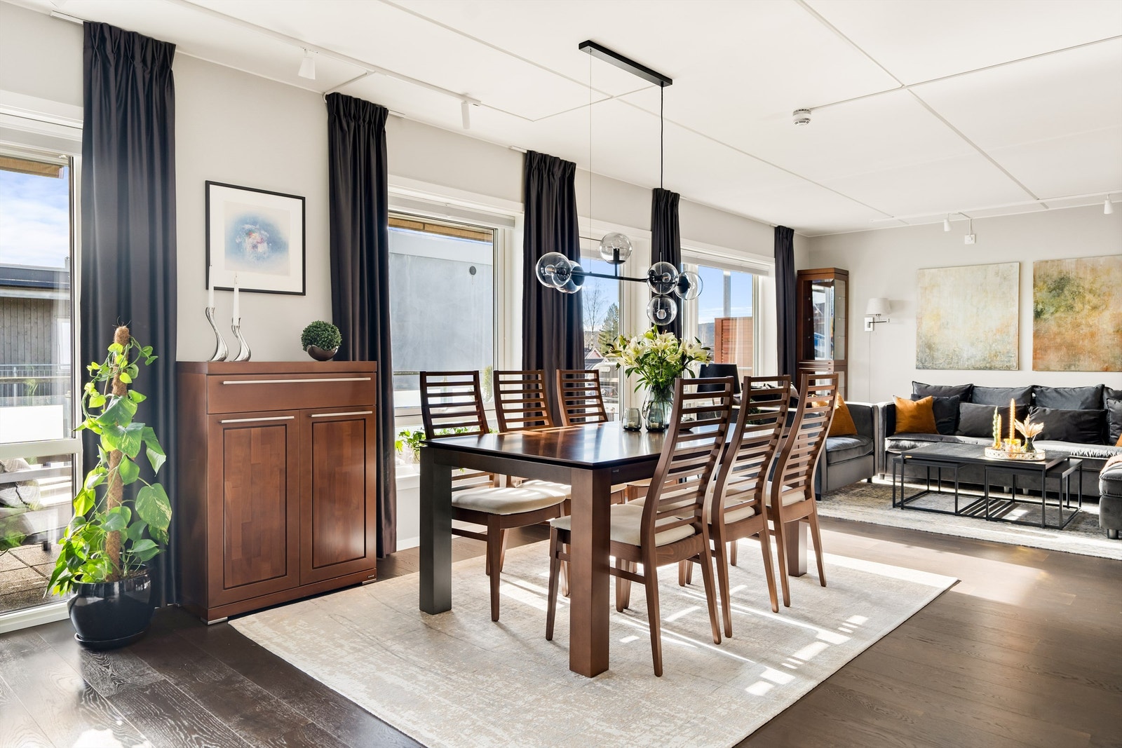 Stuen har utgang til solrik balkong Galleribilde