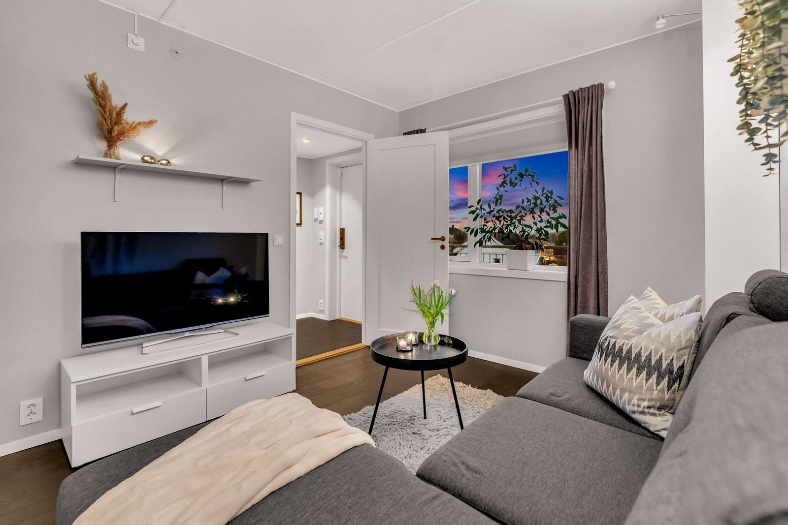 Gjesterom/stue er utstyrt med Tv-uttak. Her kan den yngre garde trekke seg tilbake. Galleribilde