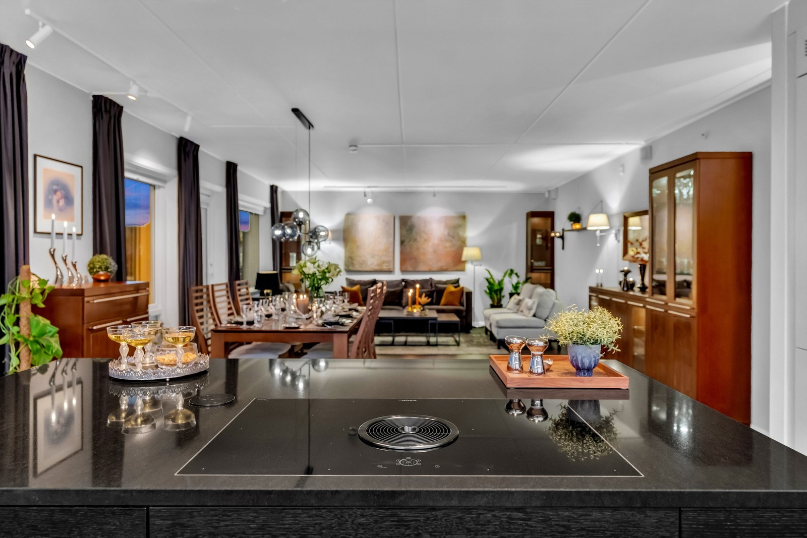 Med din nye leilighet, er det lett å invitere venner til lystige lag. Sosial kjøkken/stue sone og plass til langbord Galleribilde