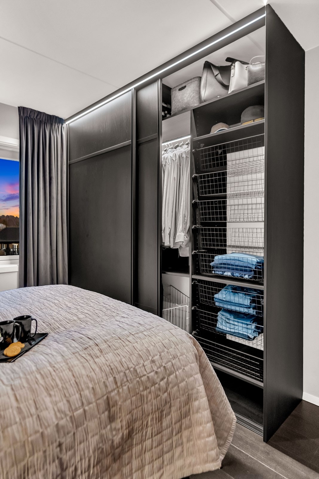 Høystandard garderobeinnredning på hovedsoverom Galleribilde