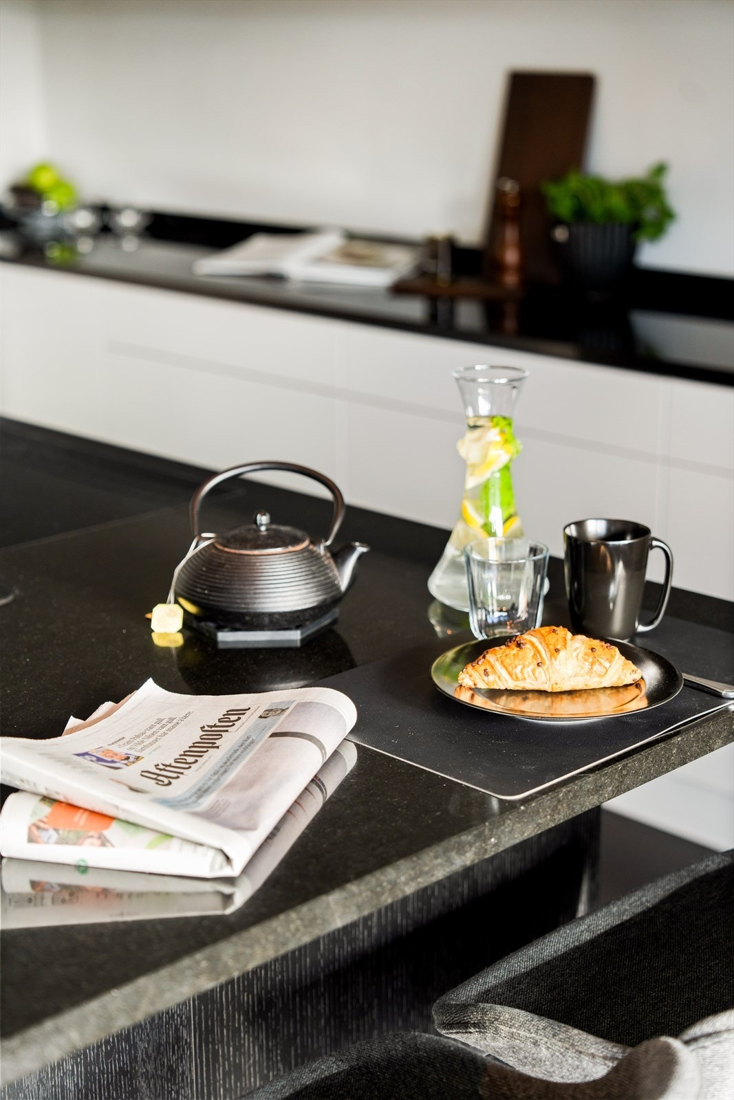 Hyggelig spiseplass ved kjøkkenøyen Galleribilde