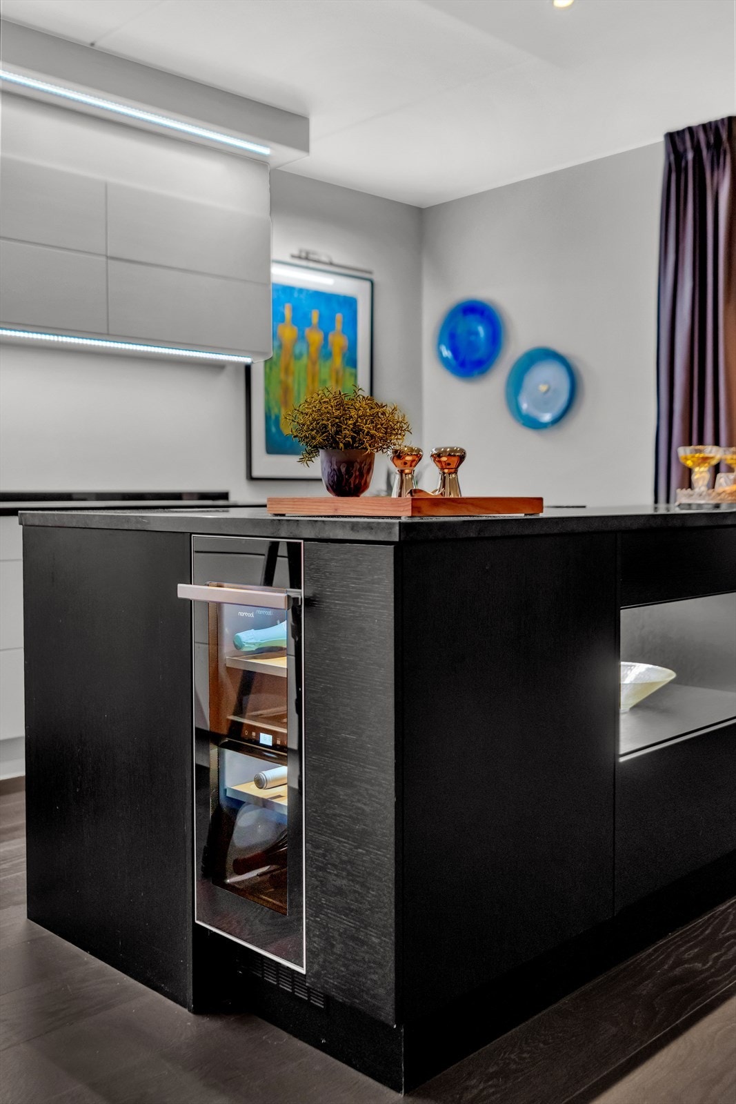 Vinskap og belysning i kjøkkenøya Galleribilde