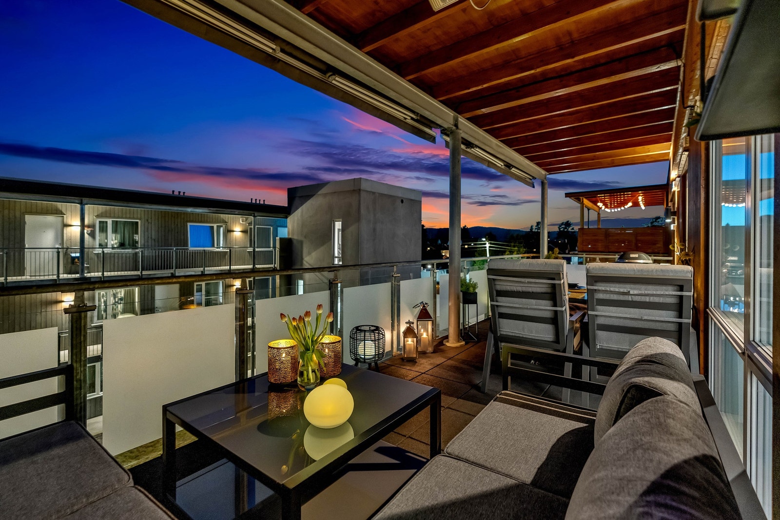 Balkongen har god plass til flere sittesoner og grill. Galleribilde