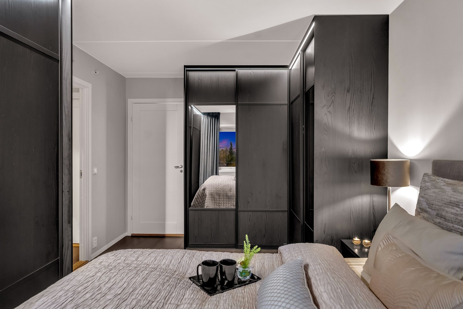 Soverom 1 med adkomst til bad 'en suite' Galleribilde