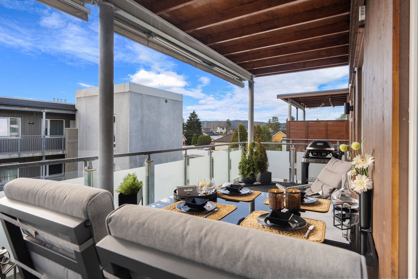 To elektriske markiser som enkelt styres med fjernkontroll Galleribilde