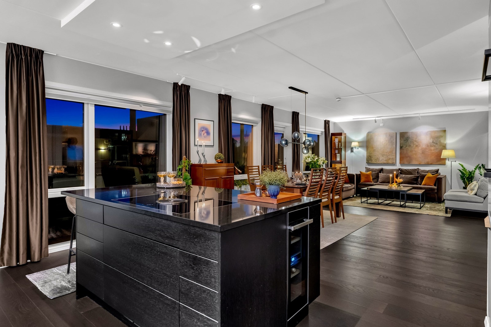 Velkommen til et lekkert hjem med romslig planløsning, høy kvalitet på materialvalg og gode gjennomførte detaljer Galleribilde