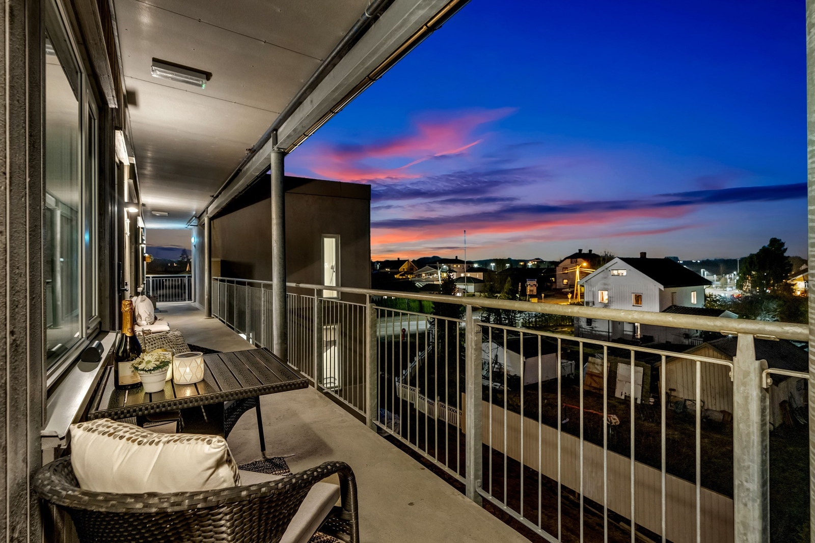 Nyt kveldssolen på koselig og vestvendt uteplass. Sol til ca 22.00! (midtsommer) Galleribilde