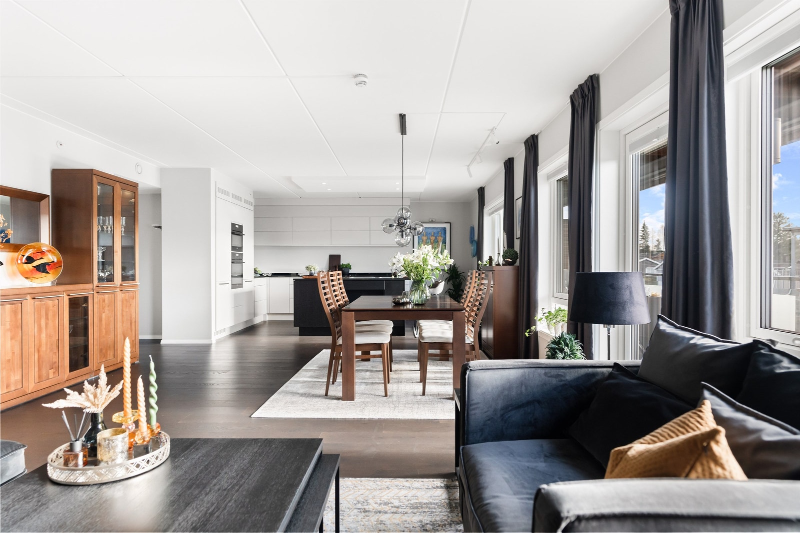 Store vinduer og et oppholdsrom på ca 50 kvm Galleribilde