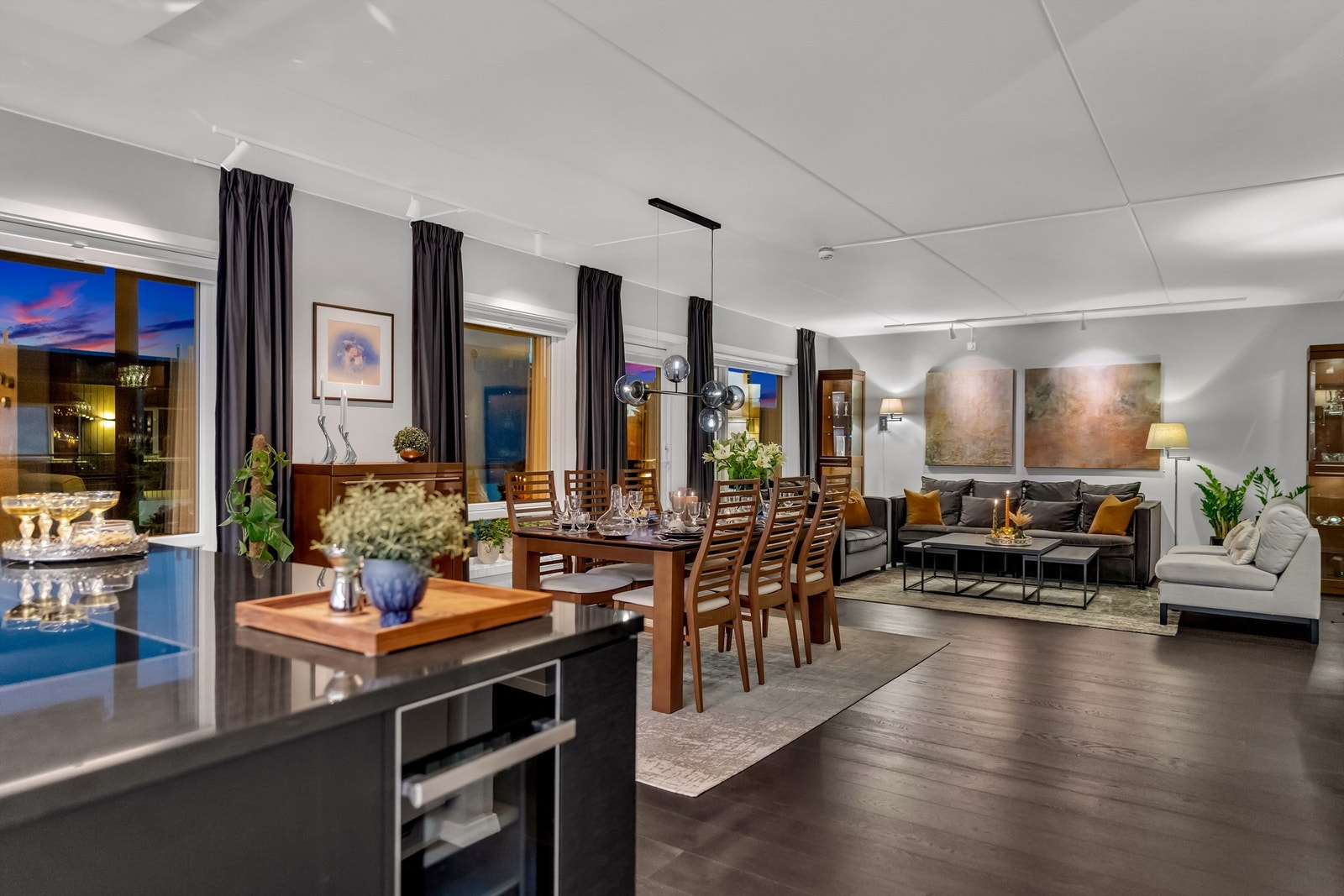 Lekker 4-roms toppleilighet med et eksklusivt uttrykk og god plass til både spisestue og sofakrok Galleribilde