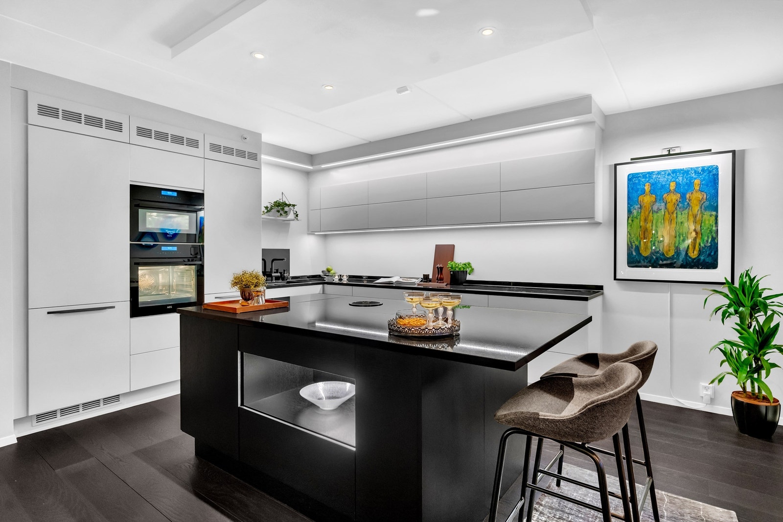 Glatte fronter. Om ønskelig er det mulig å ettermontere håndtak på skuffer og skap. Galleribilde