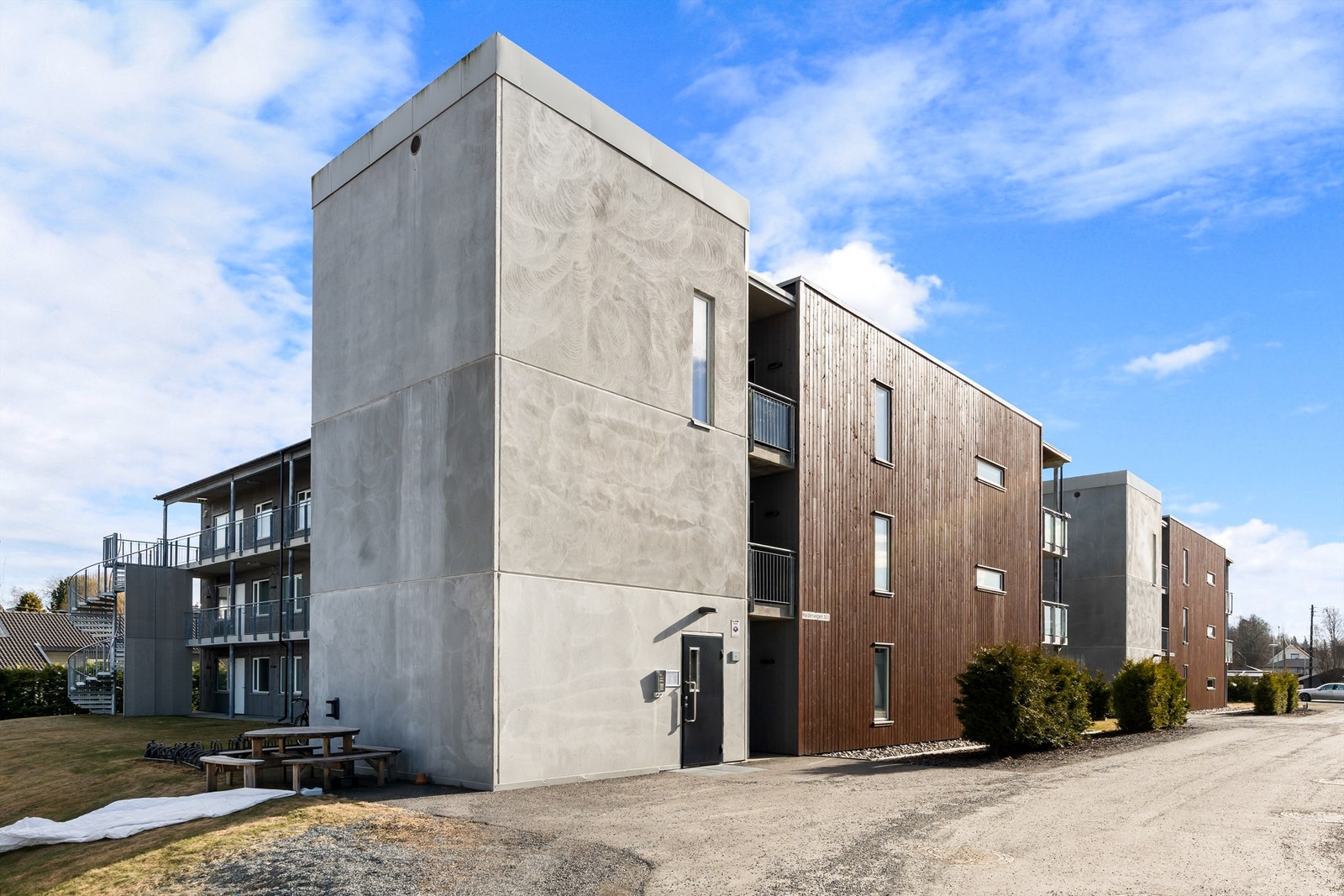 Praktisk plassering av garasje nær hovedinngang. Rikelig med gjesteplasser på felles tomt. Galleribilde