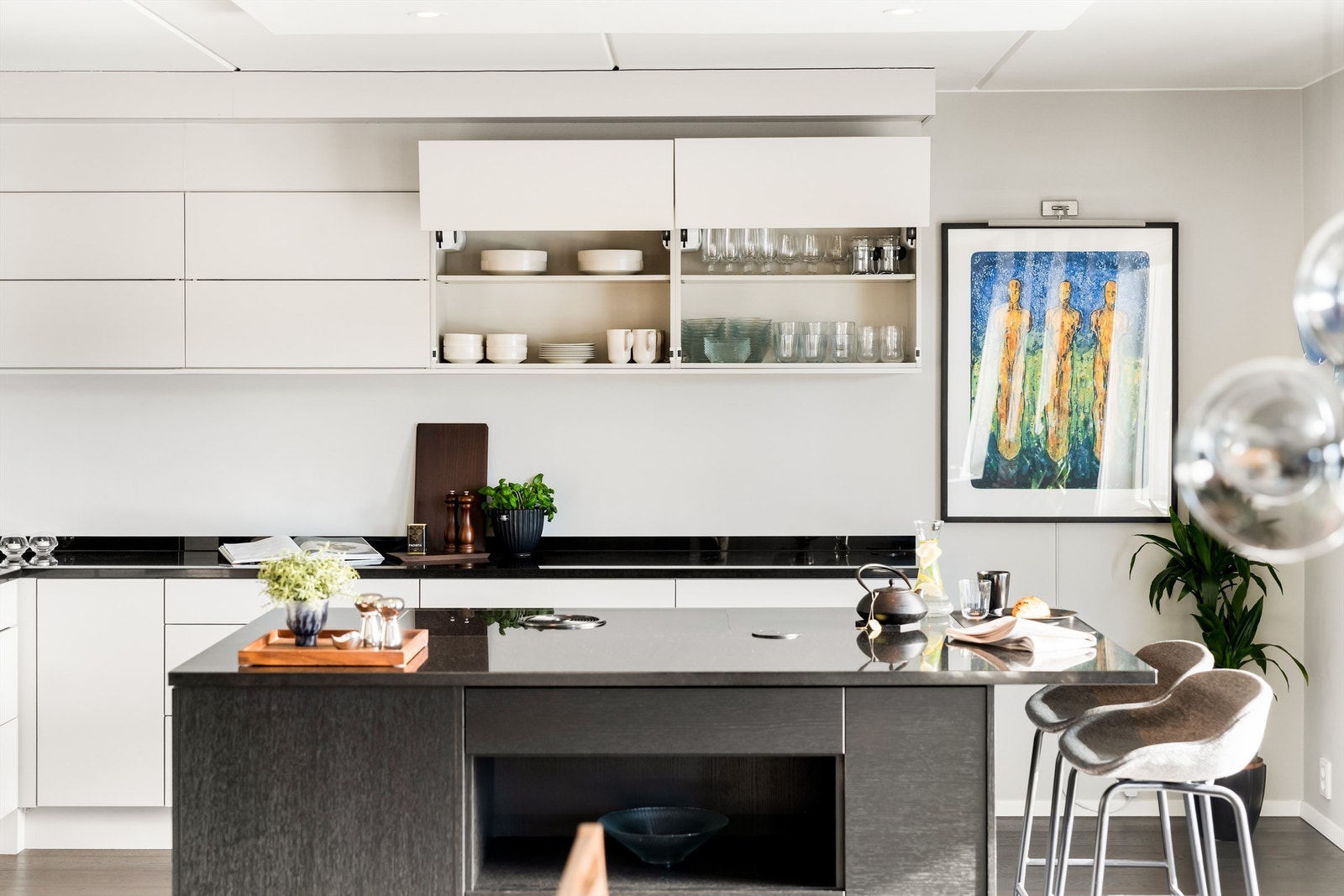 Her kan gjestene underholdes samtidig som kokken lager mat Galleribilde