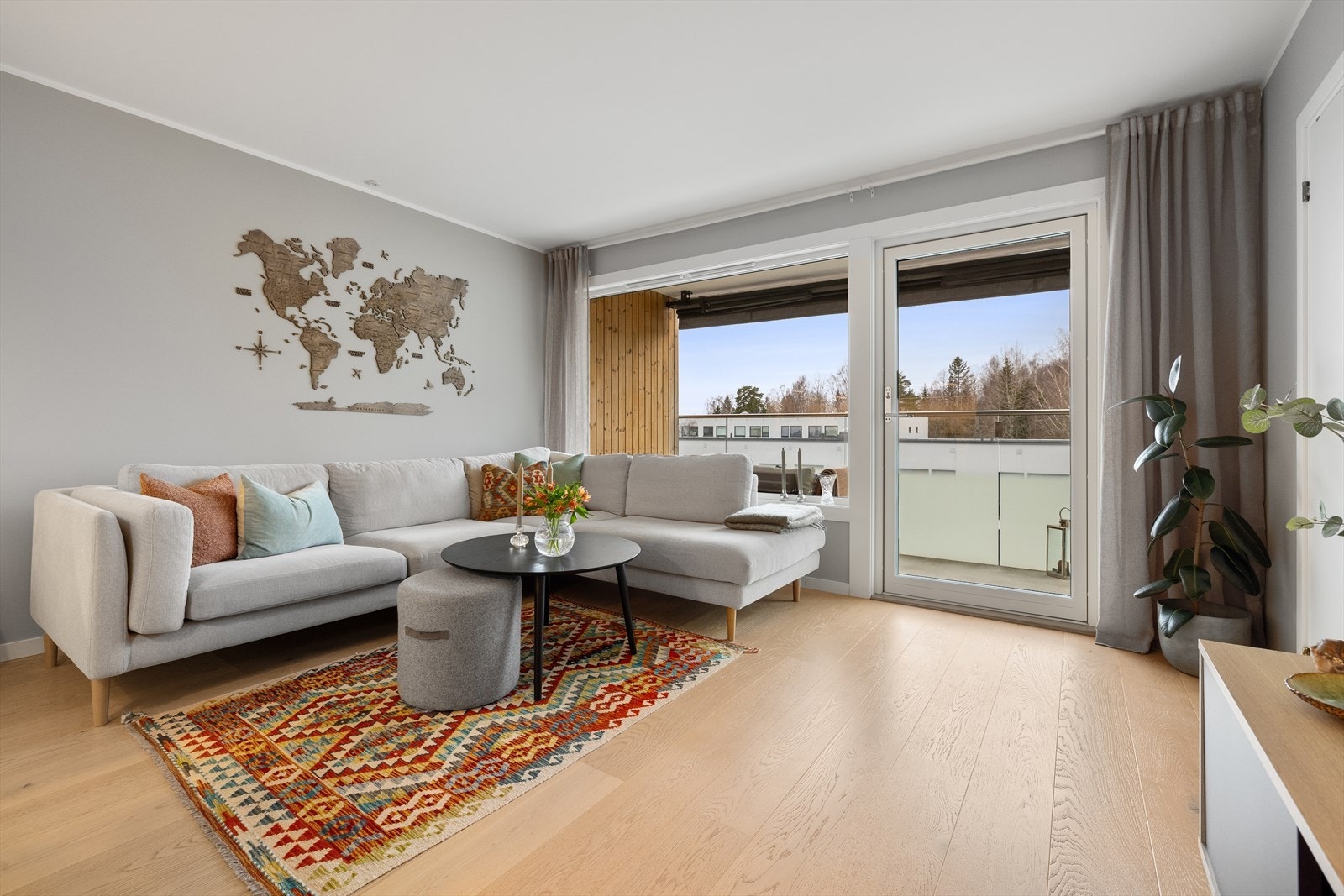 Fra stuen er det utgang til en nordvestvendt balkong på ca. 7,5 kvm. Galleribilde