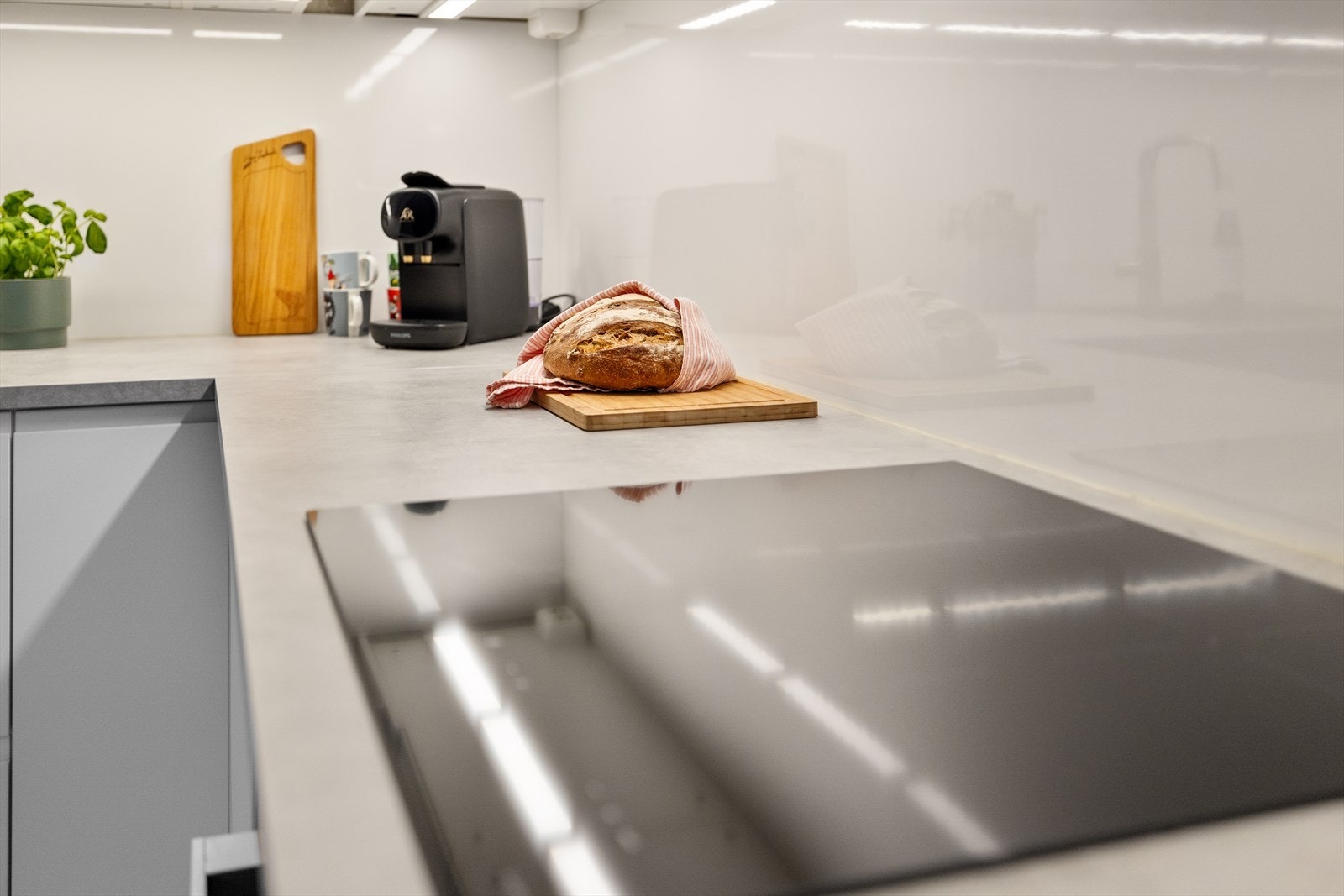 Mellom benkeplate og overskap er det montert glassplater for enklere renhold Galleribilde