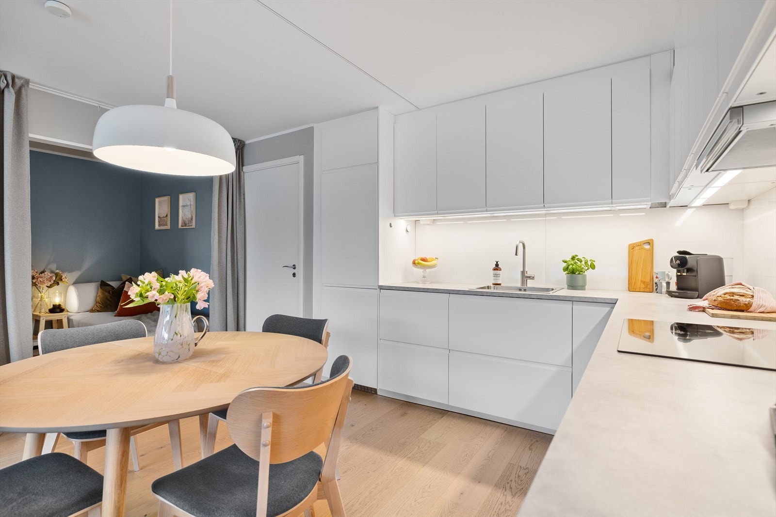 Kjøkkenet er praktisk utformet med store arbeidsflater og gode oppbevaringsmuligheter Galleribilde