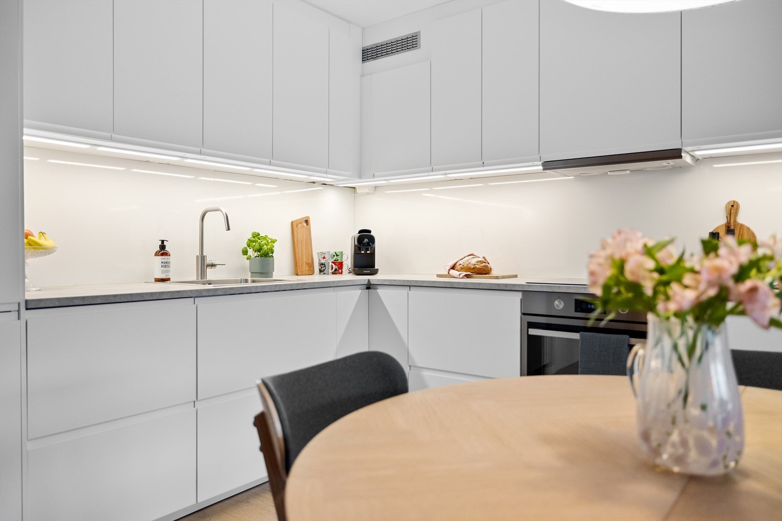 Stort og moderne kjøkken fra 2021 med god standard og integrerte hvitevarer Galleribilde