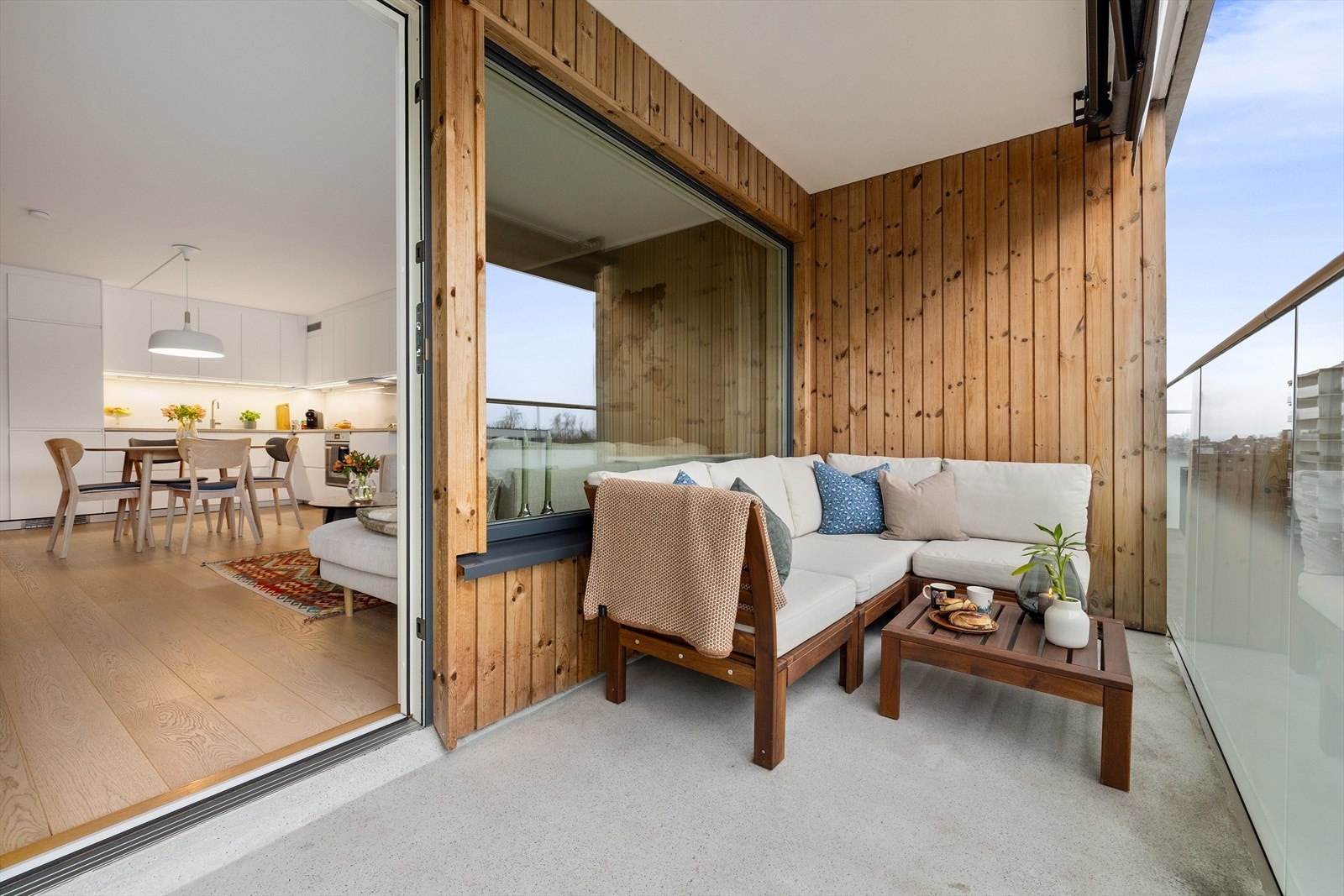 Balkongen er lun og skjermet for innsyn, perfekt til lange sommerkvelder med grilling og sol til solnedgang Galleribilde