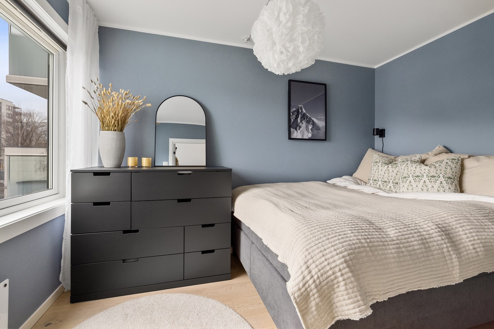 Lunt og fint soverom med pene overflater, masse lys og fin romfølelse Galleribilde