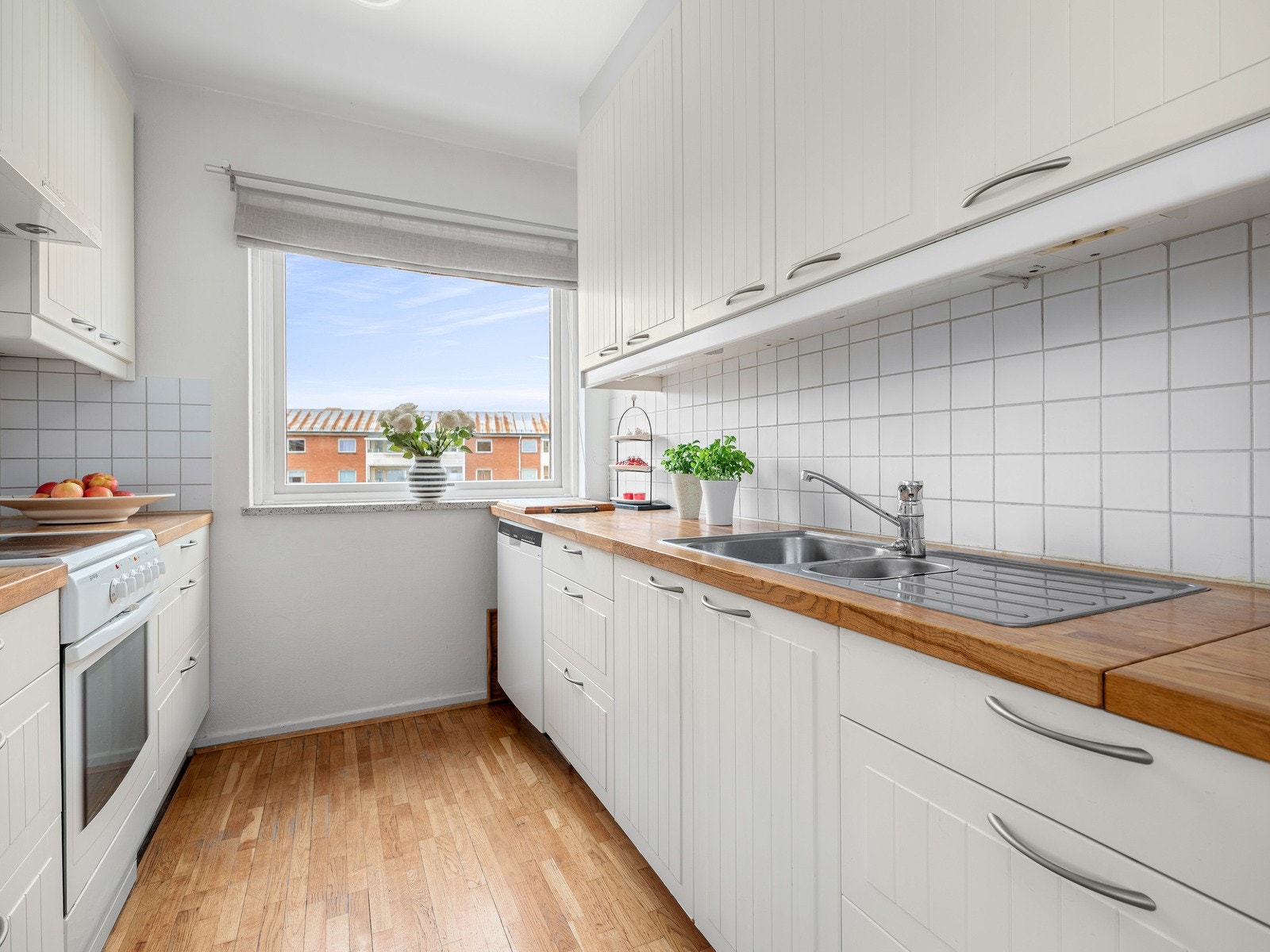 Det er folierte fronter, benkeplate i heltre, med nedfelt kum i rustfritt stål. Galleribilde