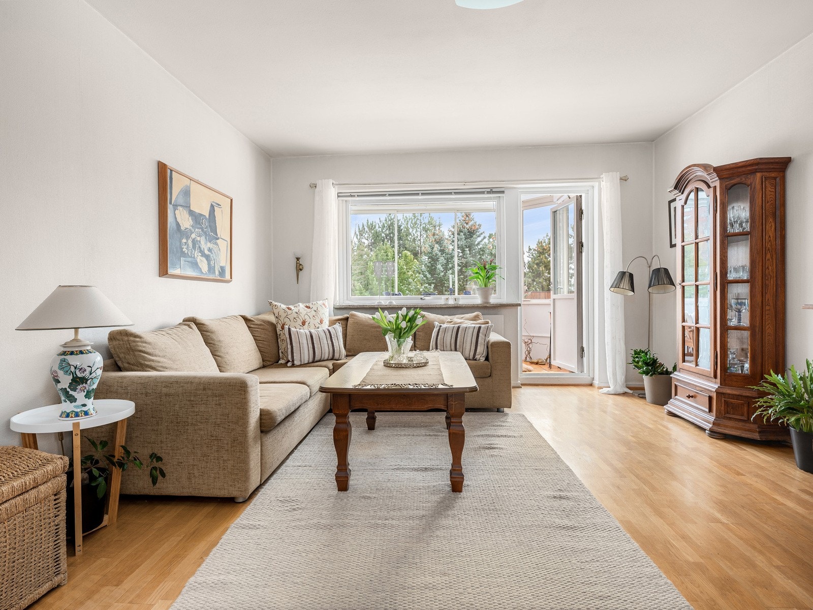 Det er god plass til sofa, Tv-møblement og spisegruppe. Galleribilde