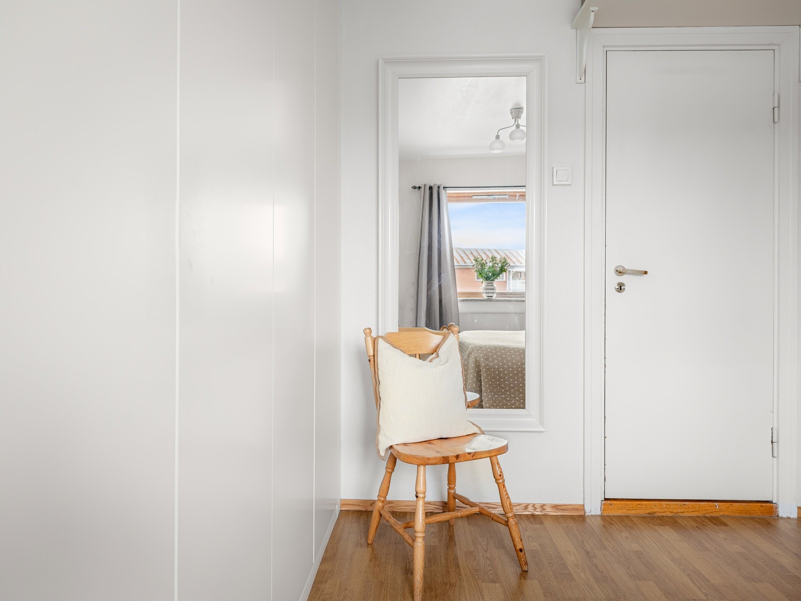 De store vindusflatene slipper inn naturlig lys hele dagen. Galleribilde